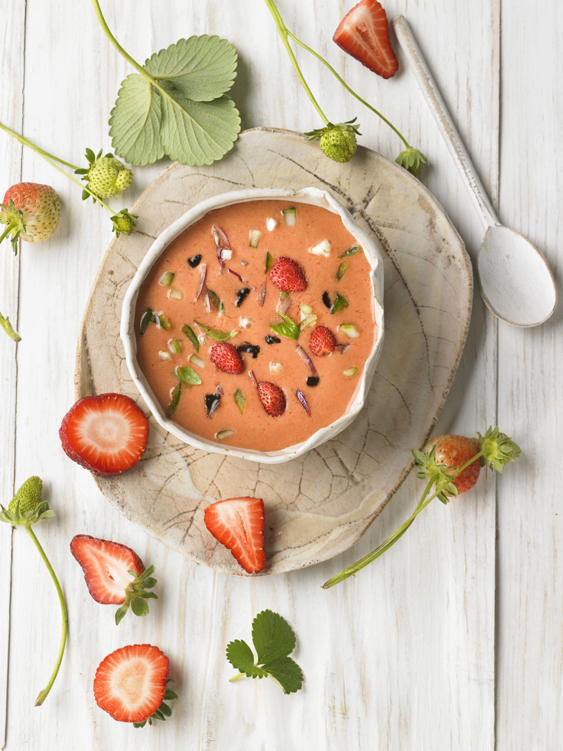 Gaspatxo de maduixes i all negre