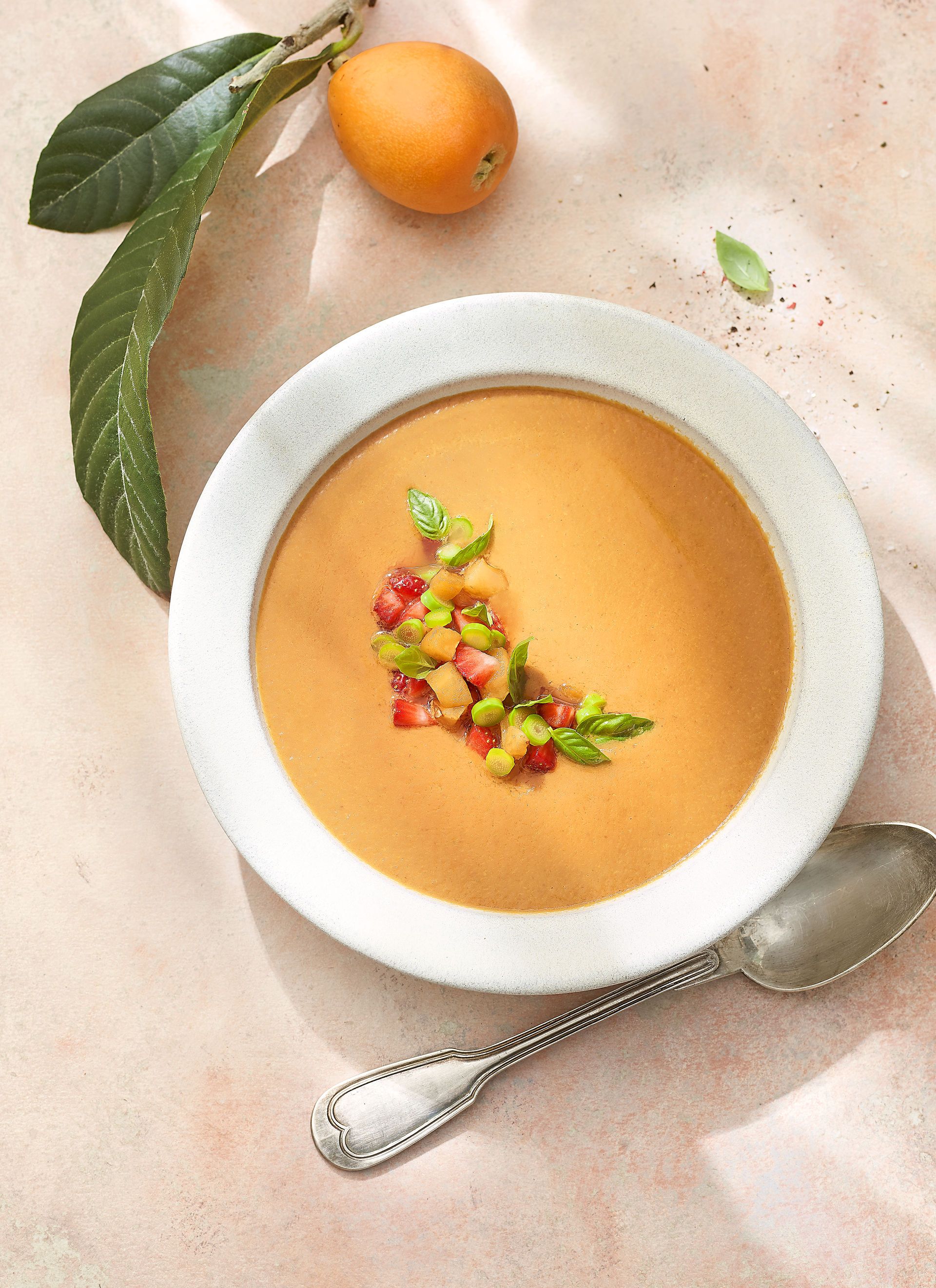 Sopa freda de pebrots escalivats i nespres