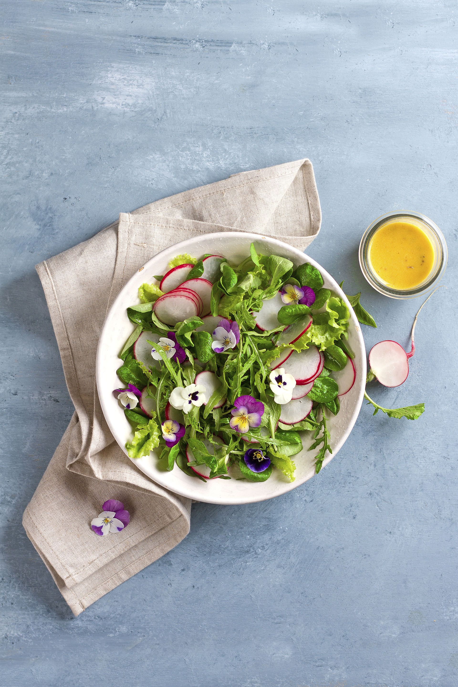 Amanida verda amb raves i flors de pensament