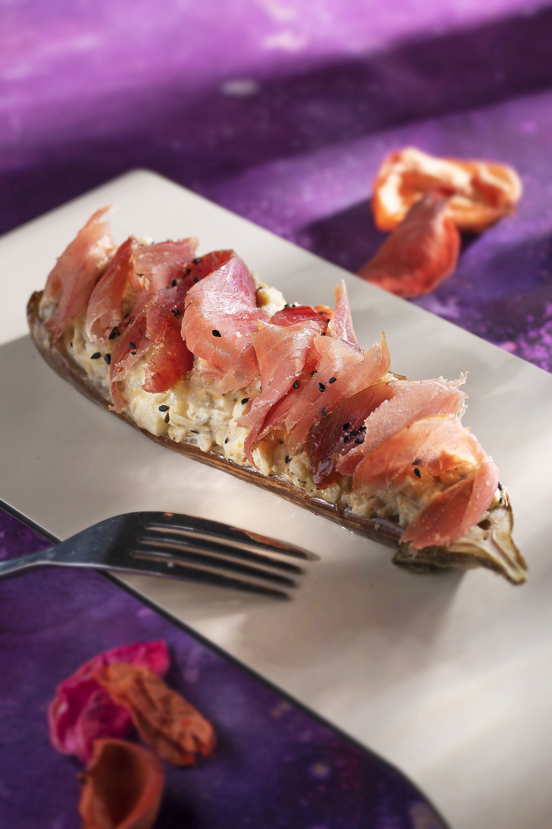 Albergínia farcida d'ensaladilla amb moixama