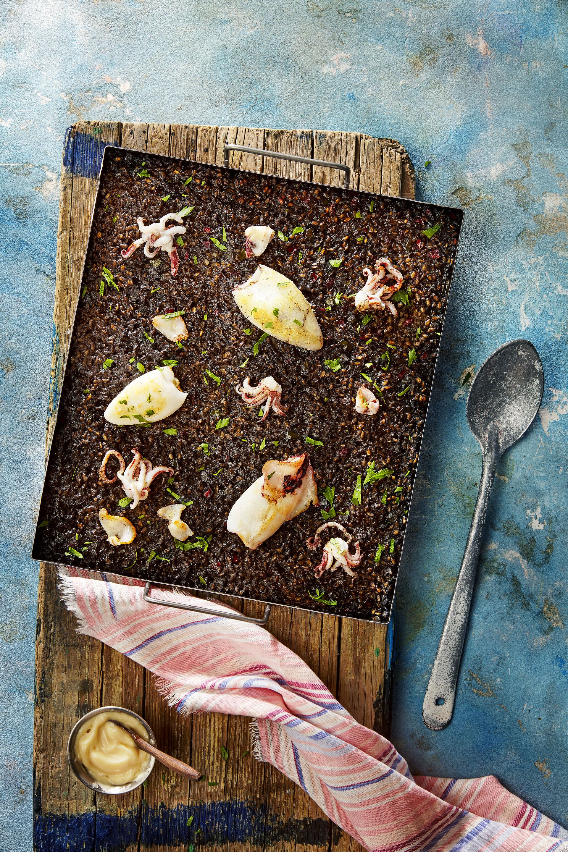 Arròs negre de calamar a la llauna