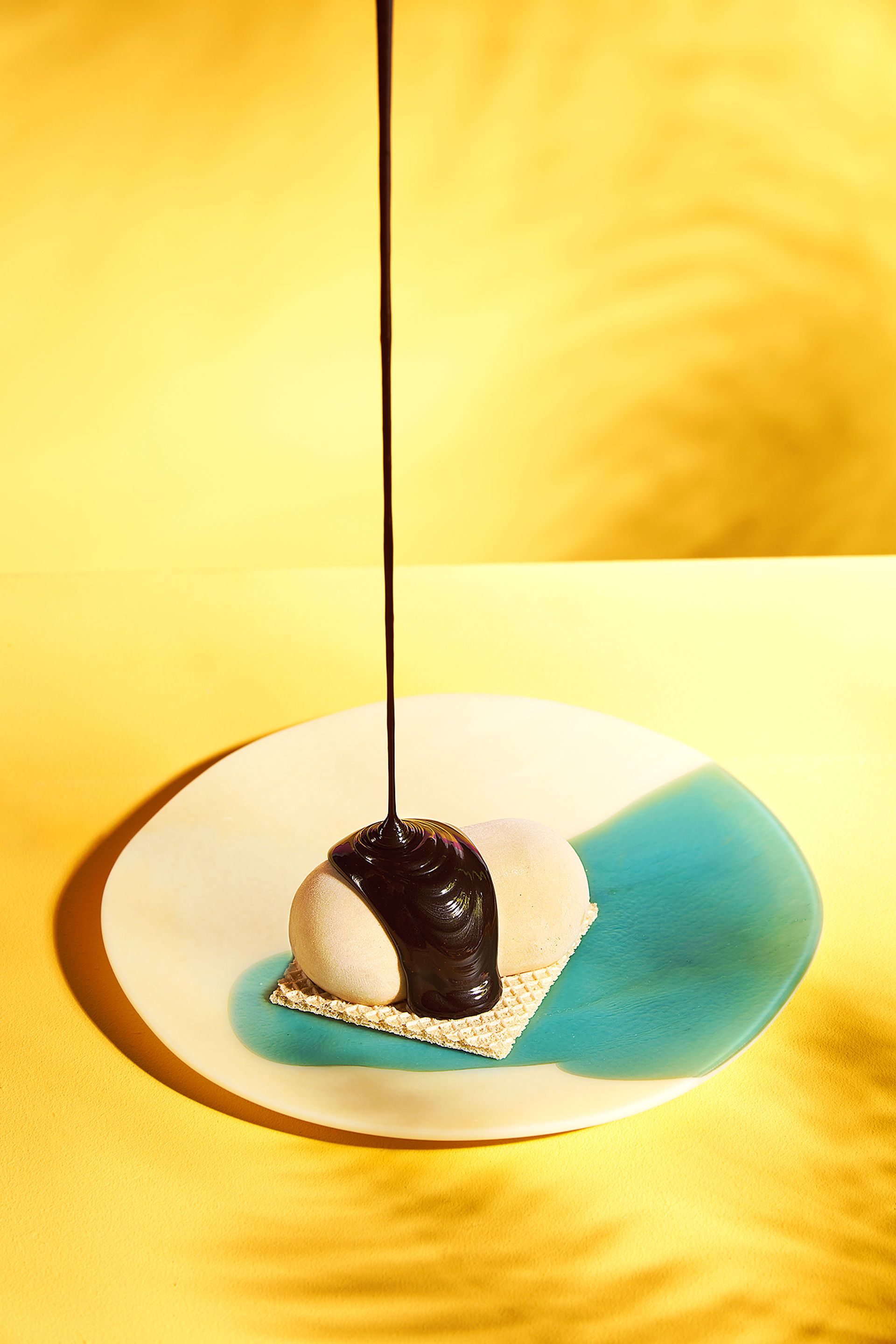 Bescuit glacé d'avellana amb salsa de xocolata