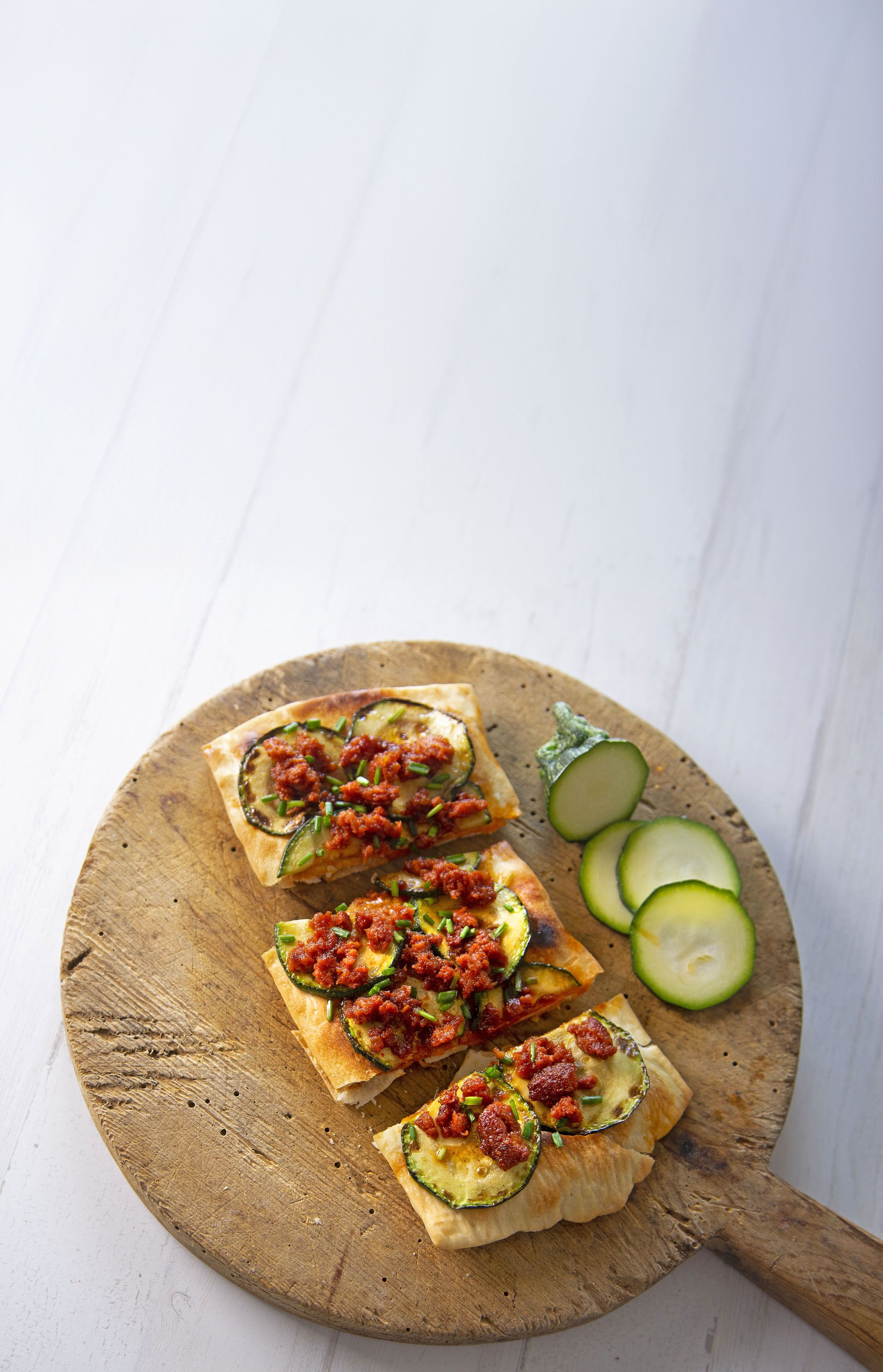 Coca de Mallorca amb sobrassada i carbassó