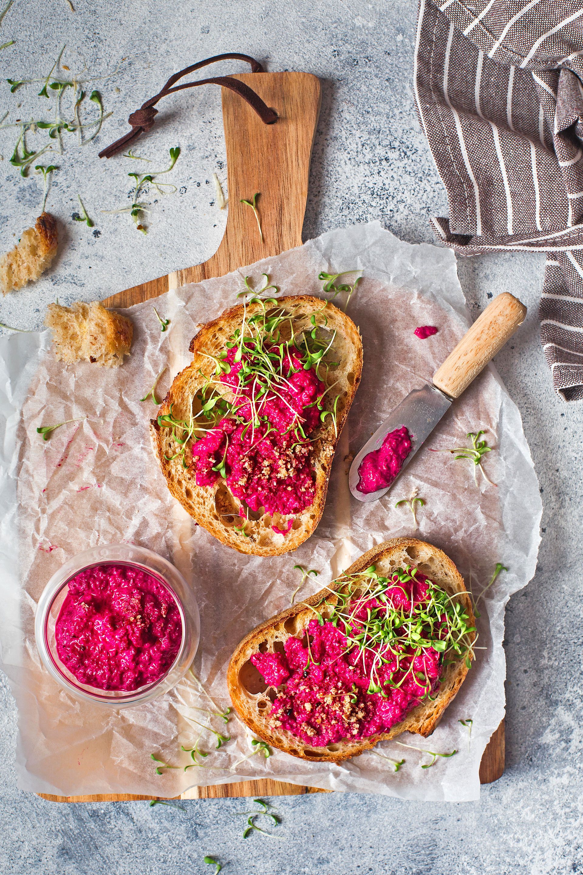 ‘Bruschettes’ d’hummus de remolatxa amb nous