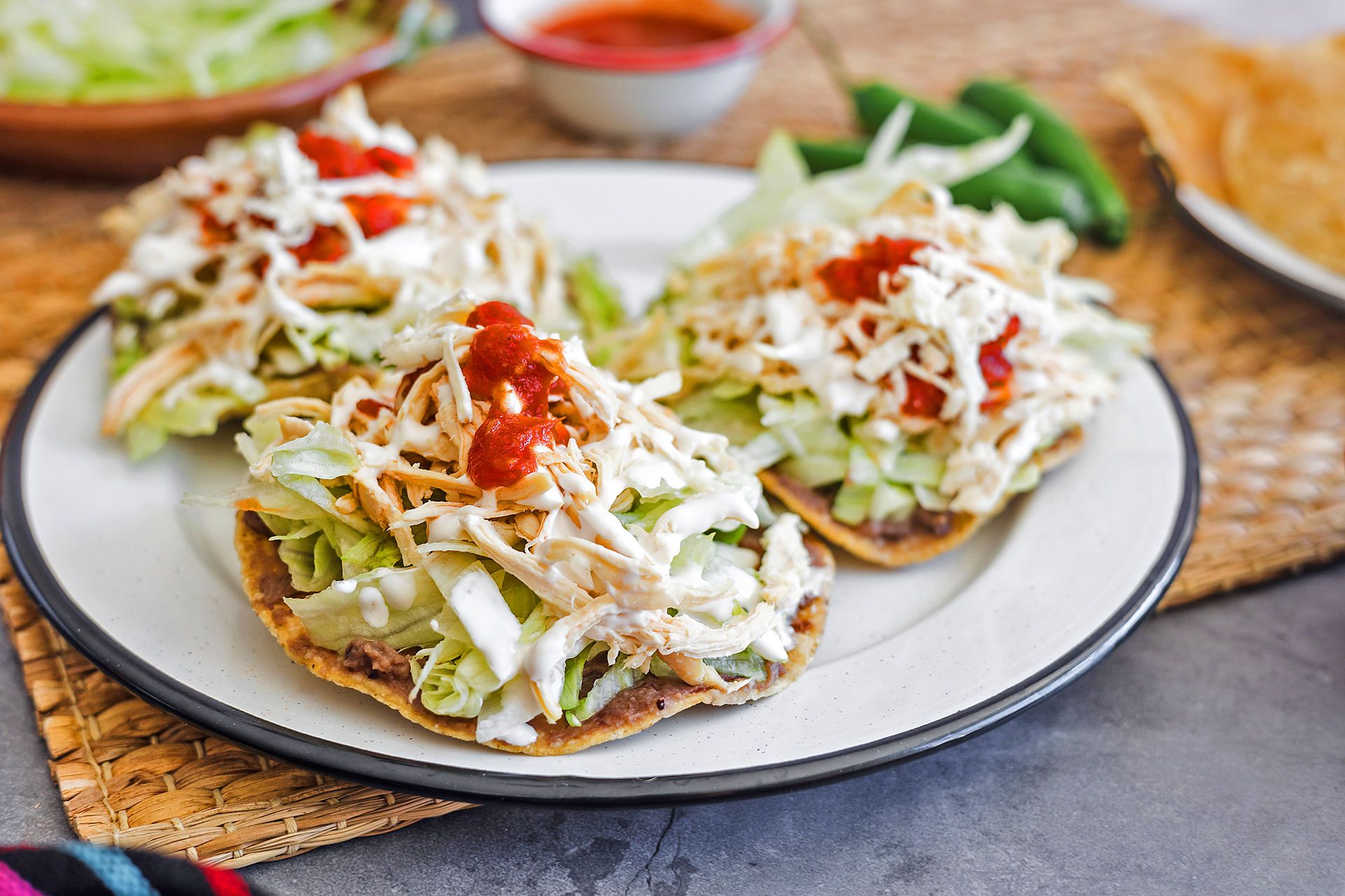 ‘Tortillas’ mexicanes amb pollastre, enciam i ‘frijoles’