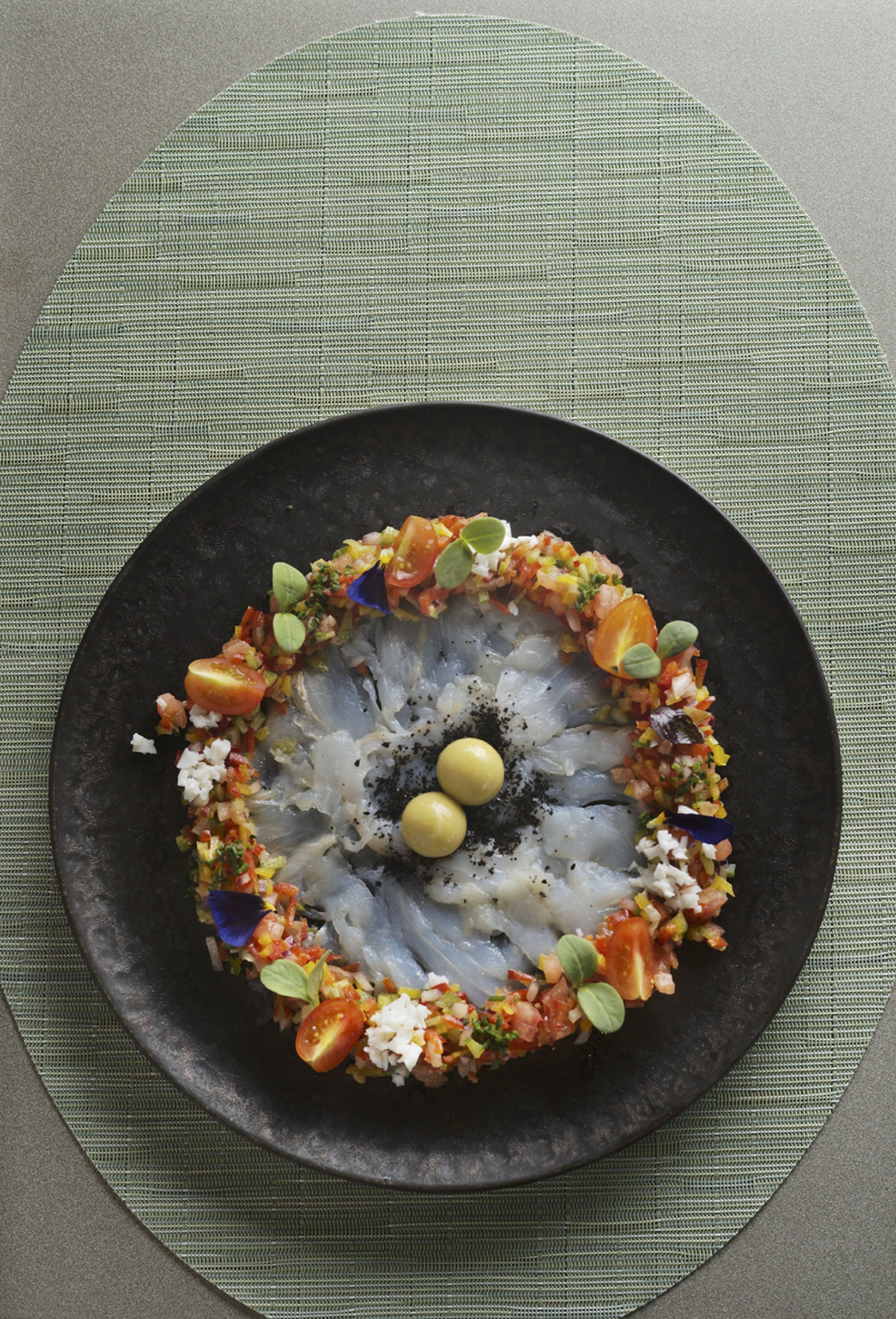 Carpaccio de bacallà amb ‘pipirrana’ i esferes d’olives Carpaccio de bacallà amb ‘pipirrana’ i esferes d’olives