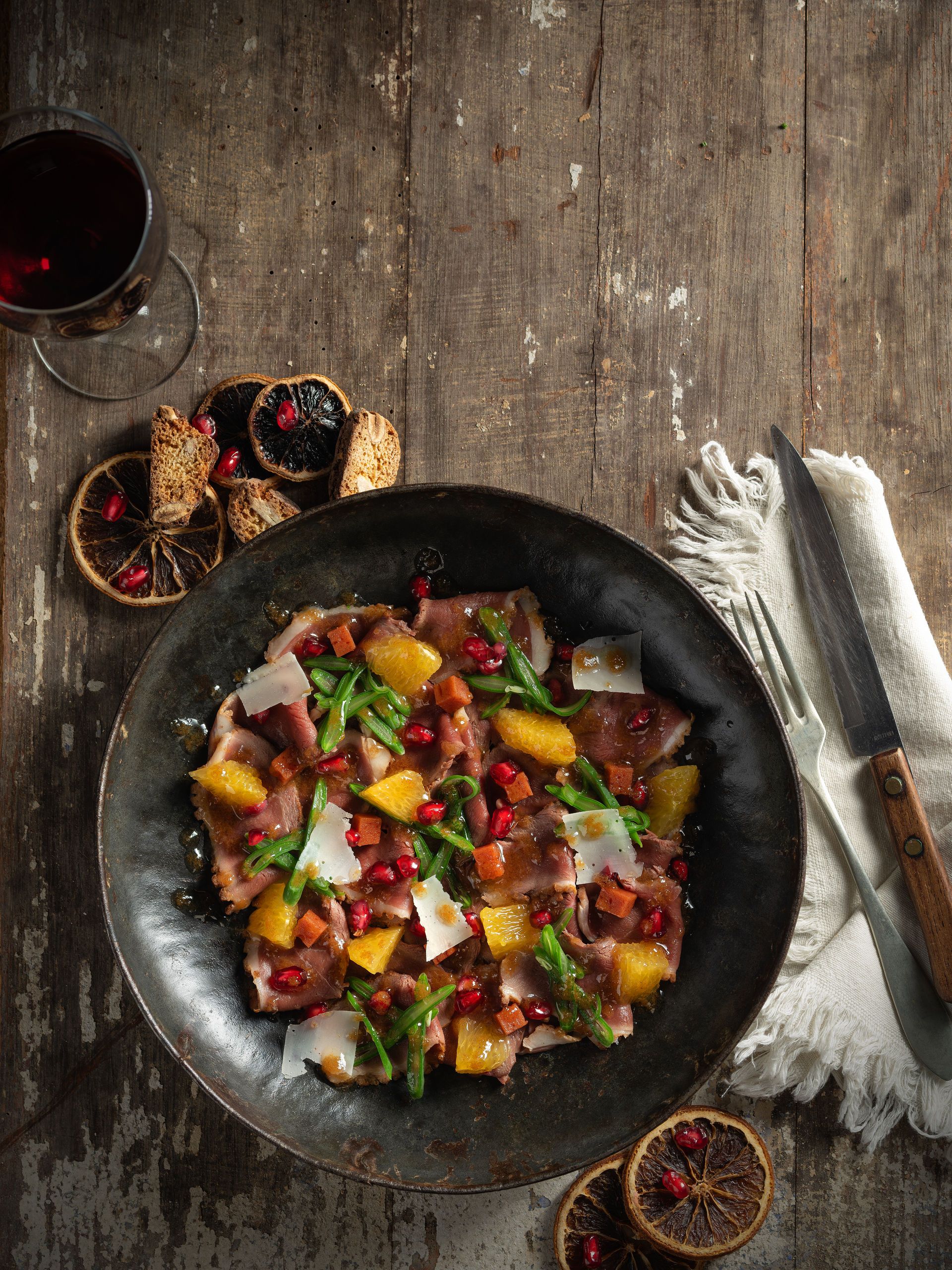 CARPACCIO DE MAGRET D’ÀNEC, MONGETA VERDA, MAGRANA I TARONJA A