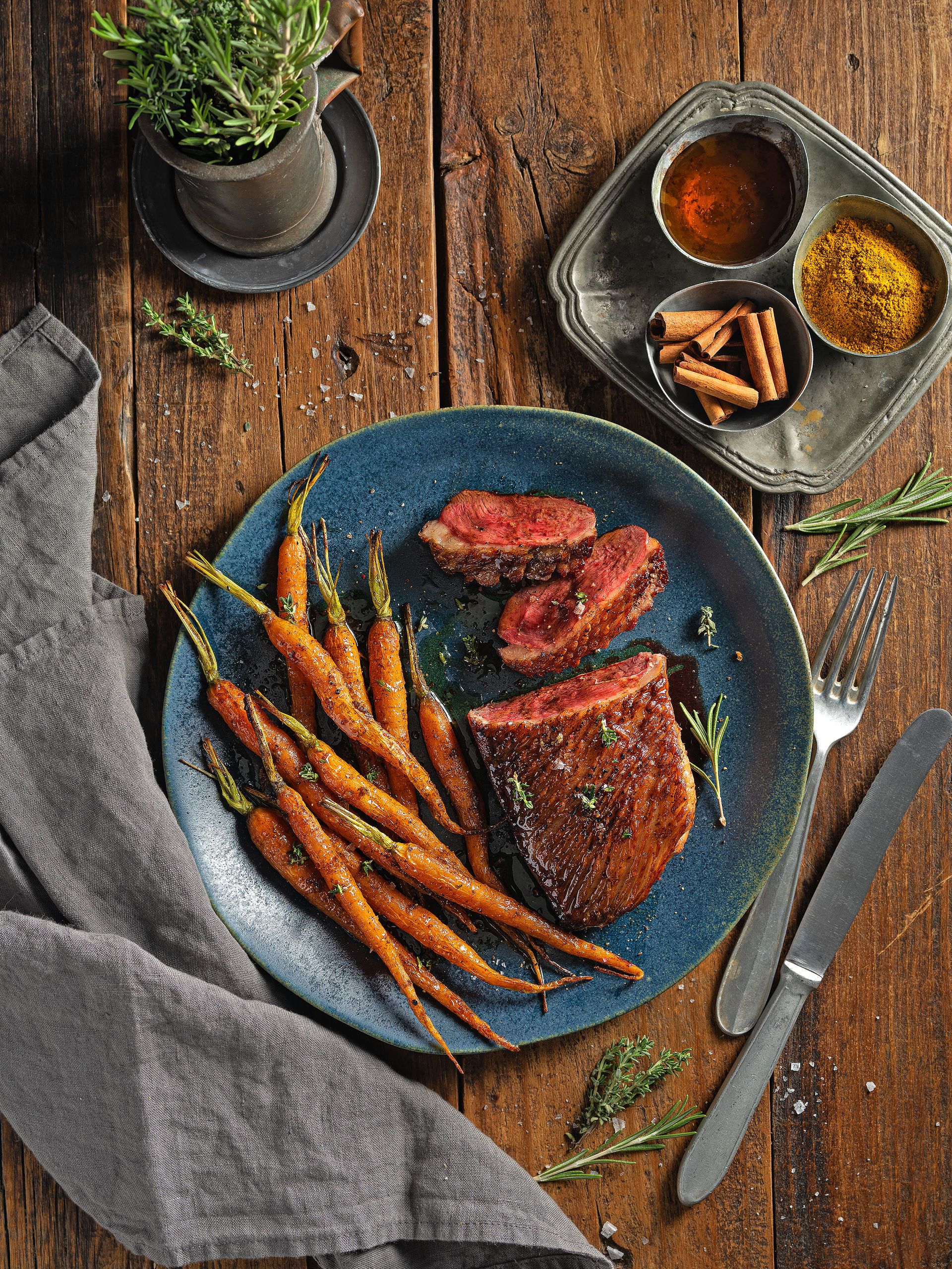 MAGRET D’ÀNEC AMB MANTEGA D’HERBES I MINI PASTANGUES A LA MEL I ESPÈCIES r