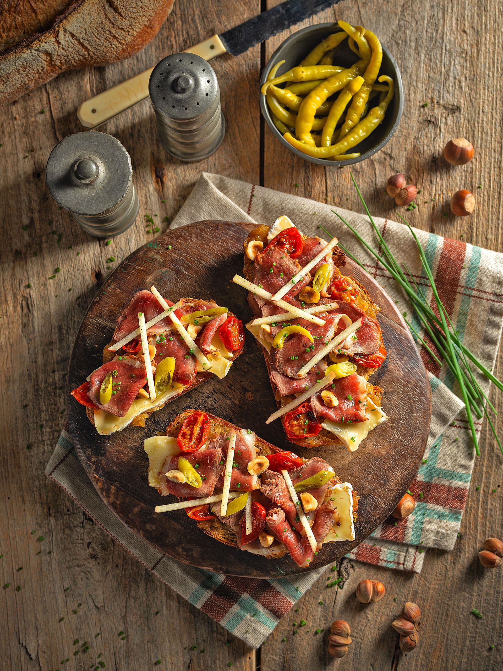 TORRADA DE MAGRET D’ÀNEC, BRIE, POMA I TOMÀQUETS r