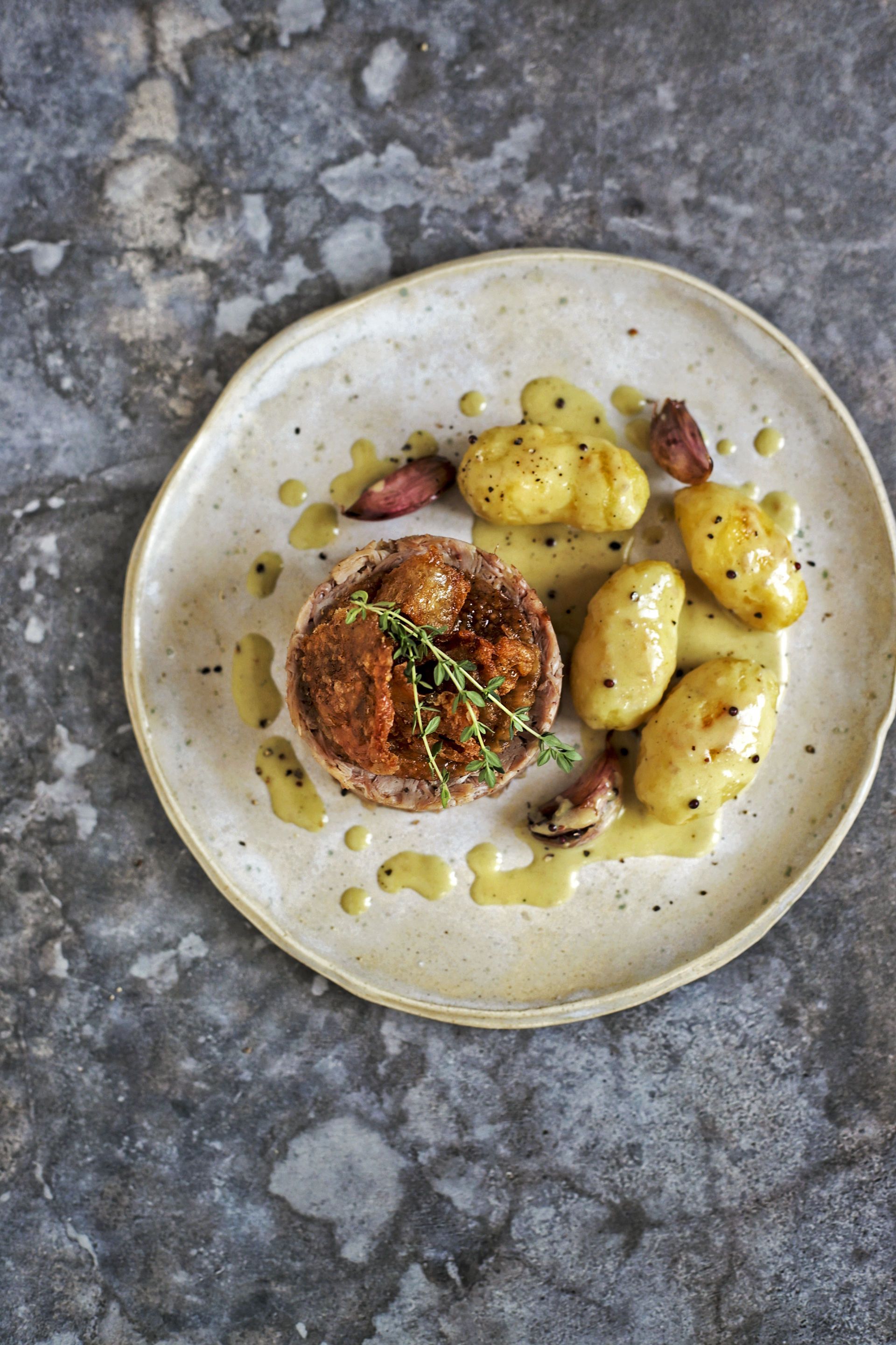 Cuixa confitada de gall negre del Penedès amb cruixent de la seva pell