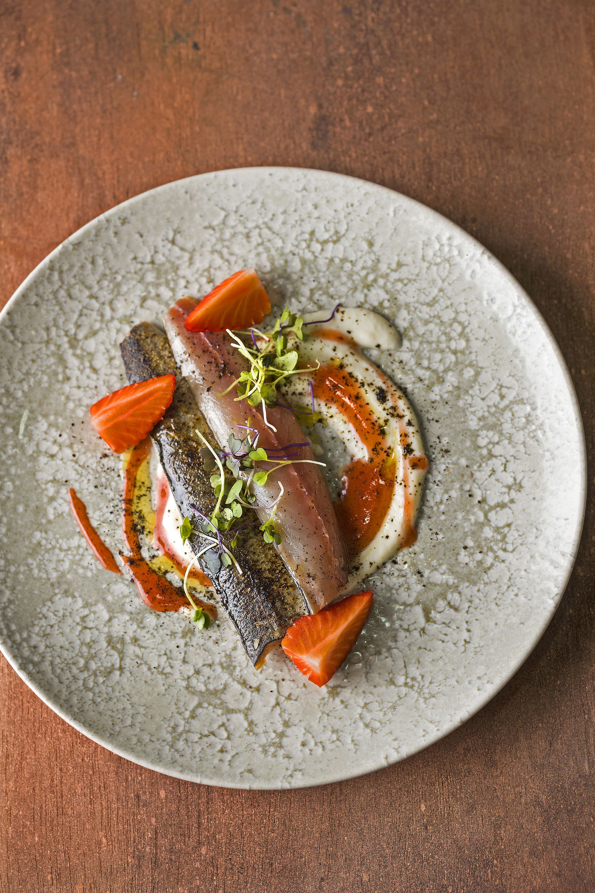 Verat fumat amb coulis de maduixa Verat fumat amb coulis de maduixa