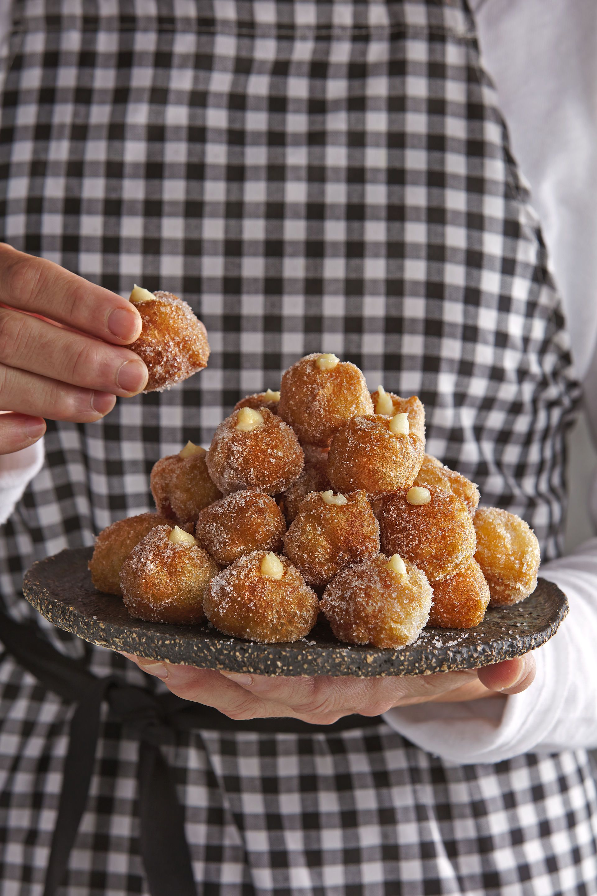 Bunyols de vent farcits de crema pastissera Bunyols de vent farcits de crema pastissera