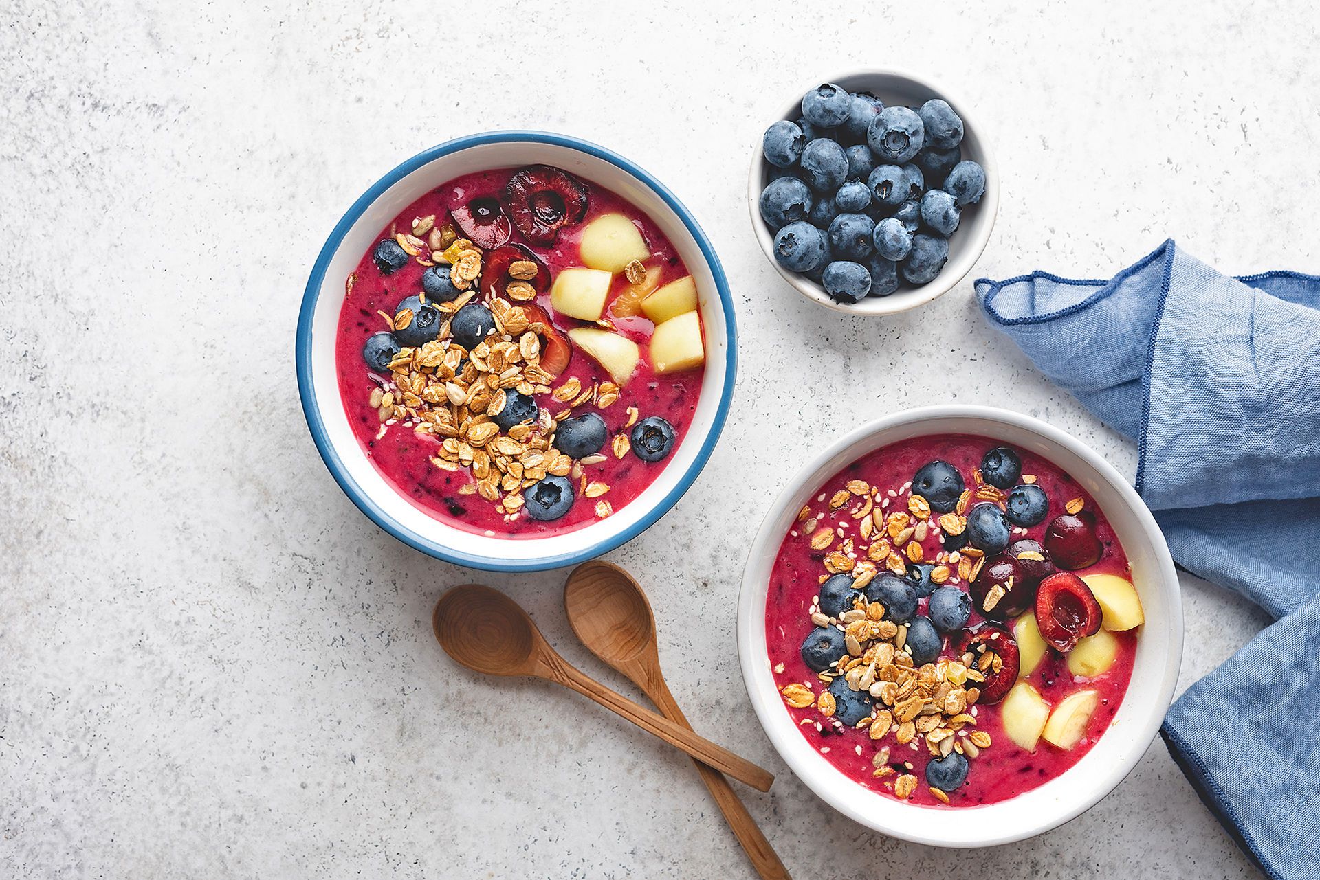 Esmorzar de iogurt amb fruites vermelles i civada