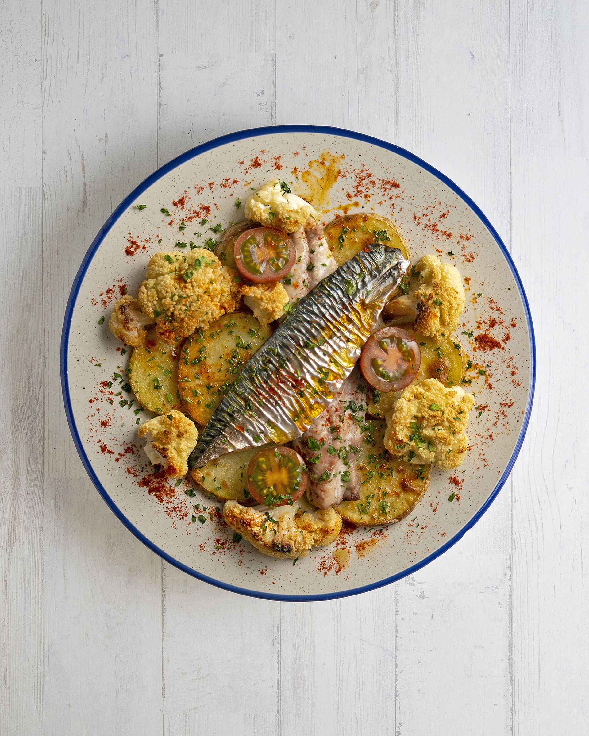 Verat al forn amb coliflor i tomàquet