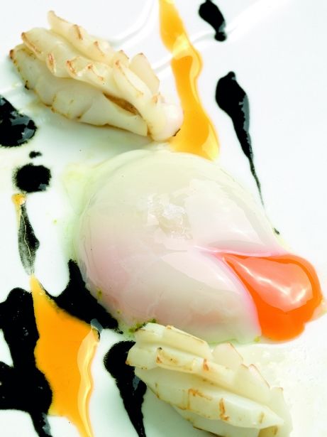 Huevo escalfado con salsa de calamar y sepia