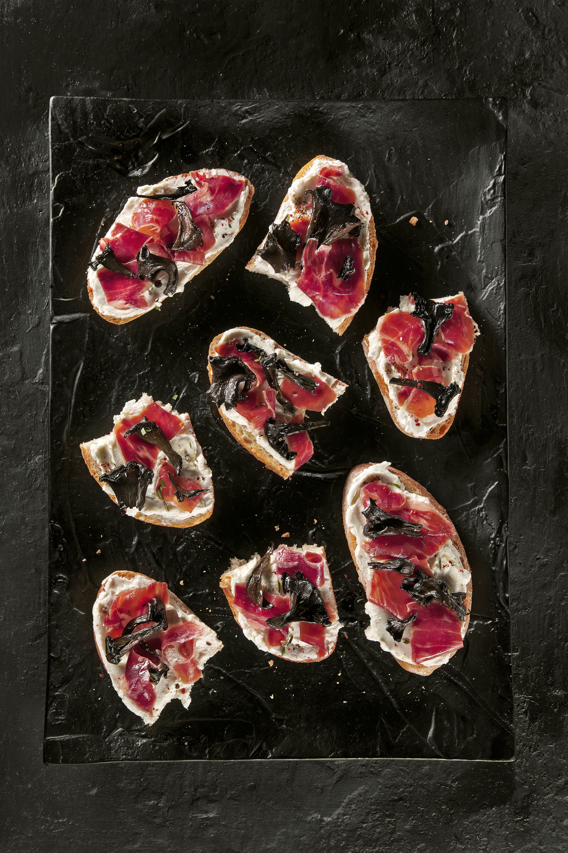 Torrada amb formatge de cabra, pernil i trompetes de la mort