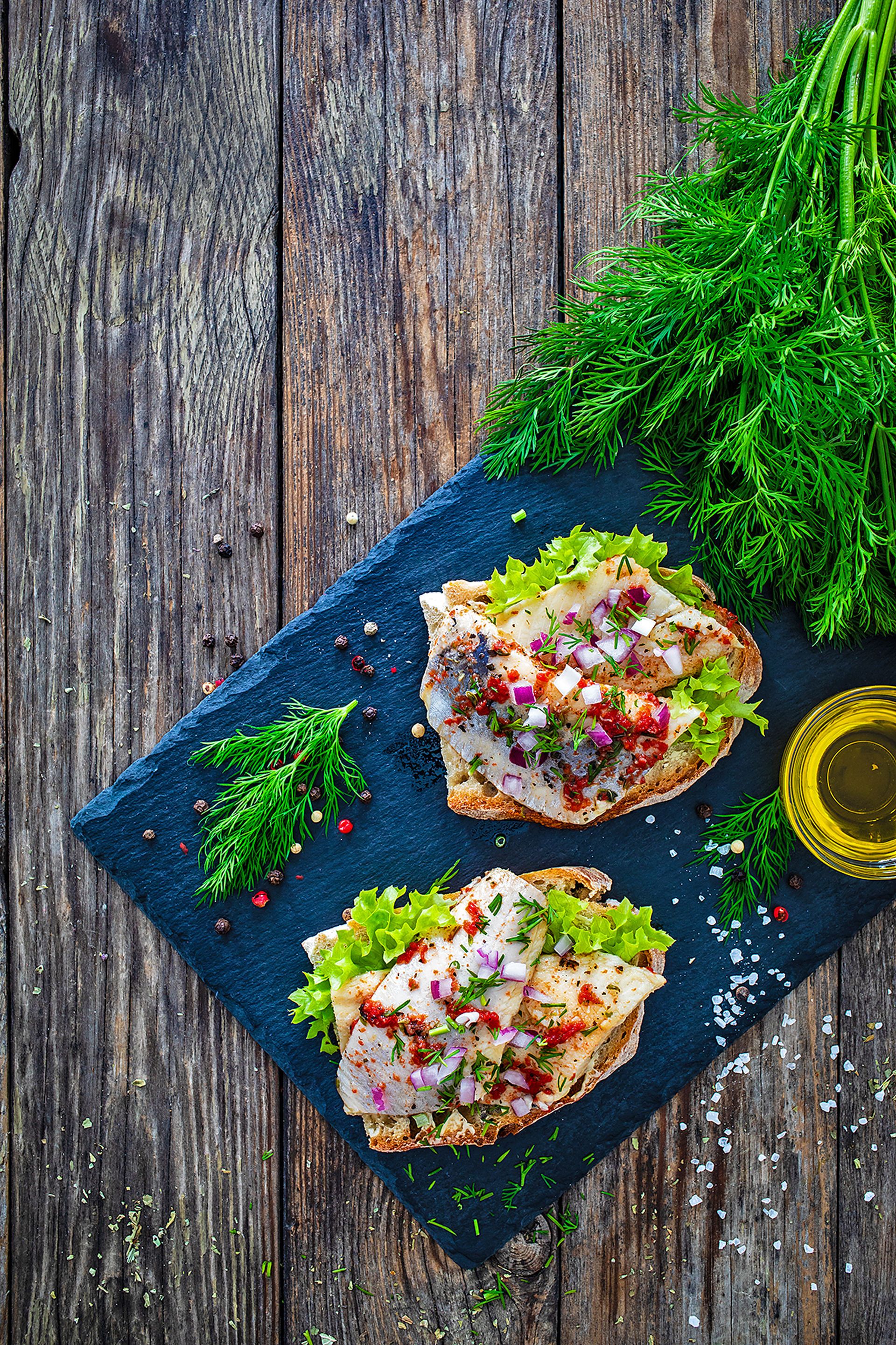 Canapès amb arengada en escabetx i ceba morada