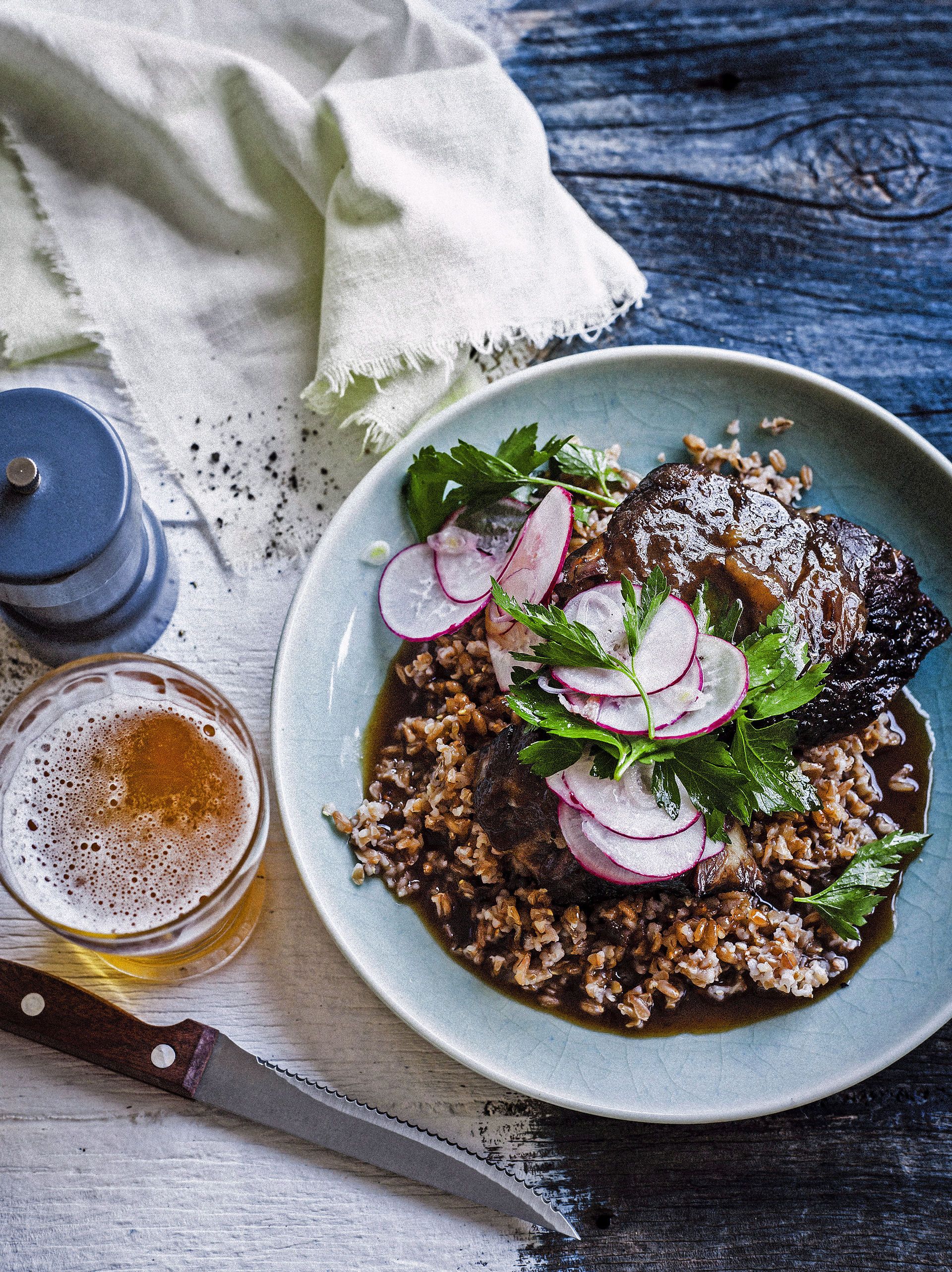 Costelles de vedella amb glaça de cervesa i farro