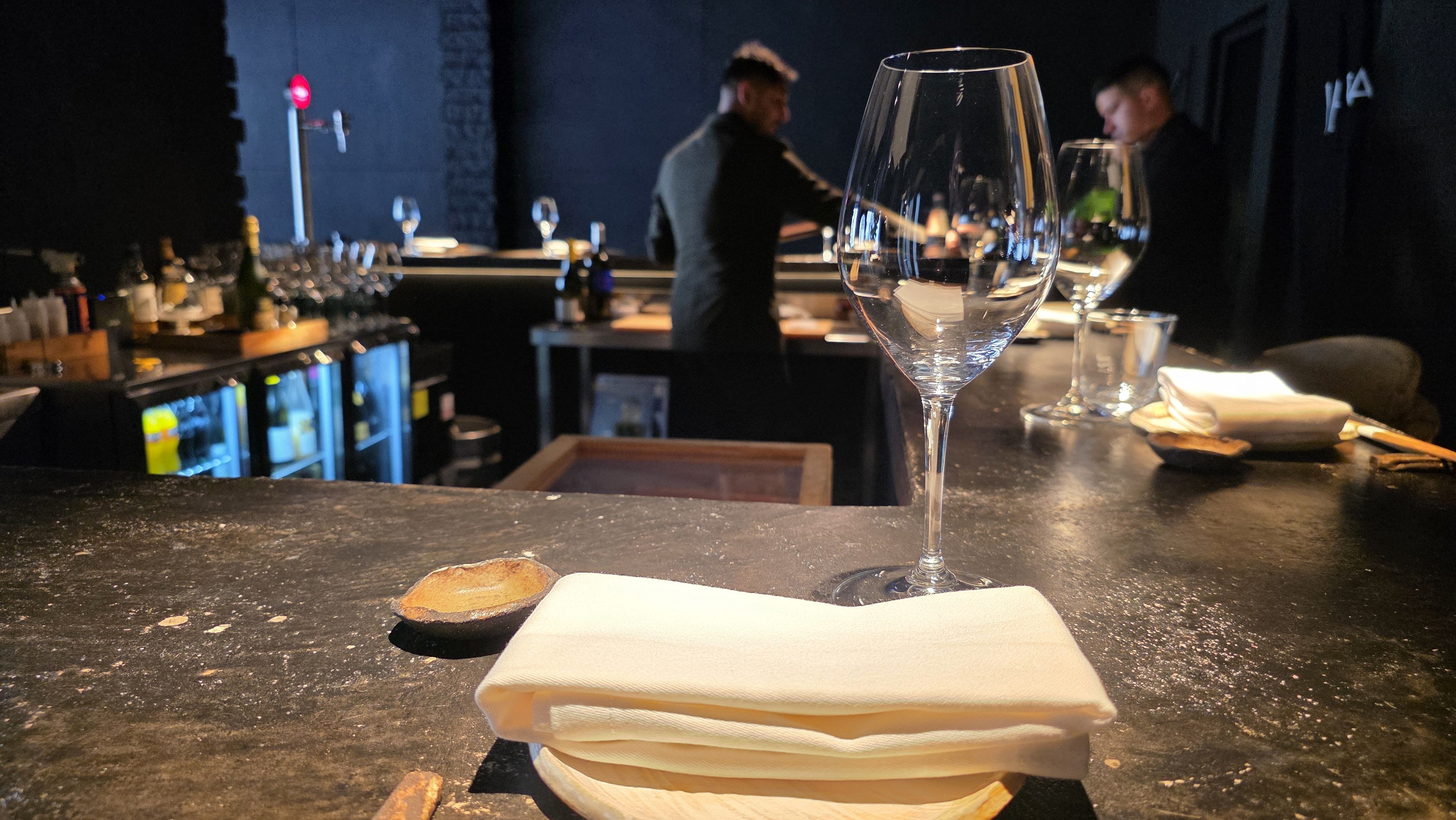 La barra ocupa l'espai central del Jara