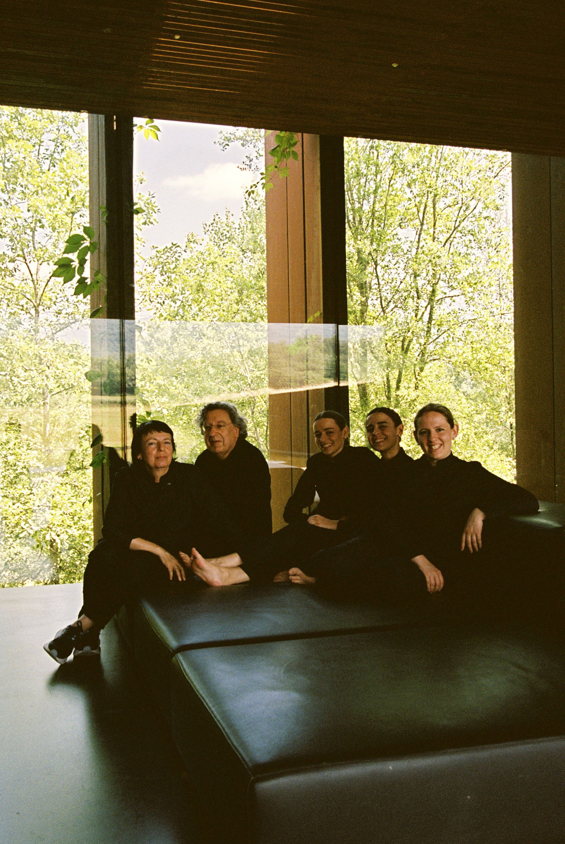 D'esquerra a dreta, Fina Puigdevall, Manel Puigvert i les germanes Martina, Carlota i Clara