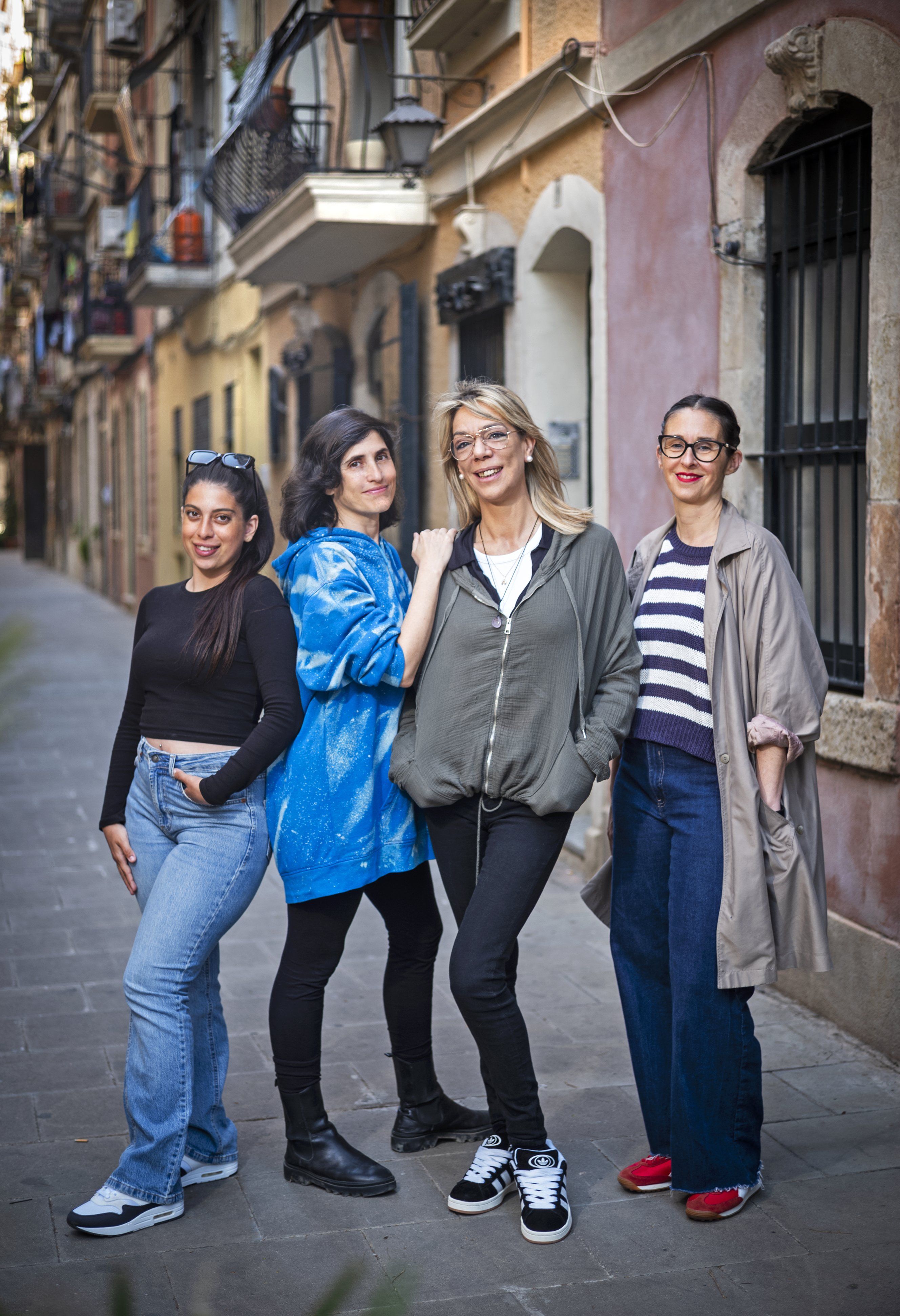 D'esquerra a dreta, la pescadora Alba Aguilera, l'artista Marina Monsonís, la peixatera Montse Catalán i la tallerista Núria Sánchez, a la Barceloneta