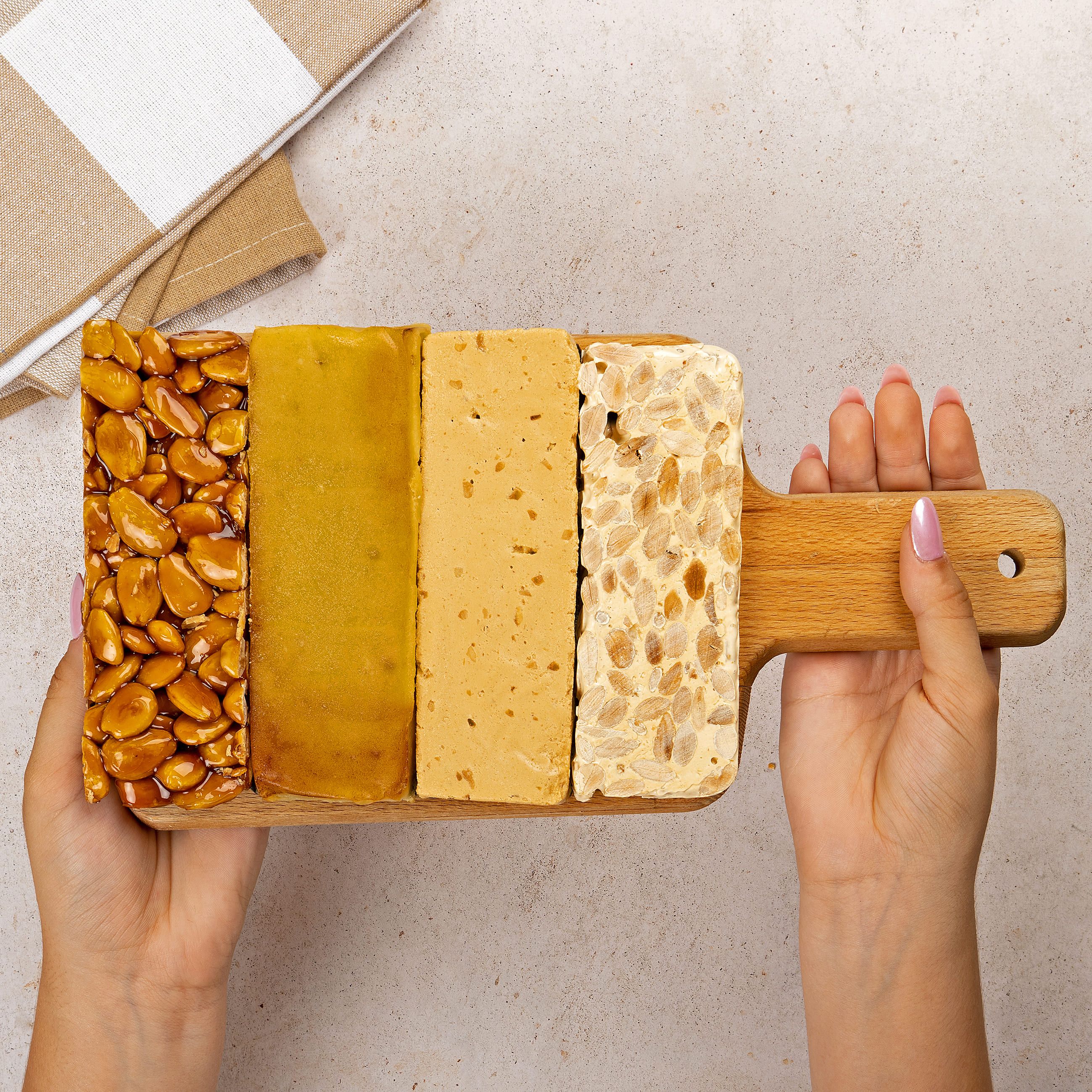 Turrones clásicos sobre madera