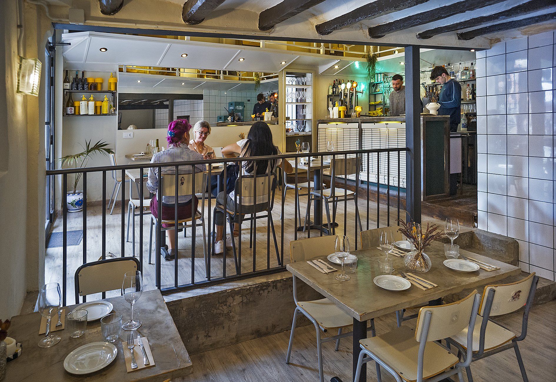 Cúmul té una petita sala just a l'entrada i una de més arrecerada en un nivell inferior. A la planta superior, encara s'hi poden veure els prestatges de l'antiga farmàcia que ocupava el local Cúmul té una petita sala just a l'entrada i una de més arrecerada en un nivell inferior. A la planta superior, encara s'hi poden veure els prestatges de l'antiga farmàcia que ocupava el local