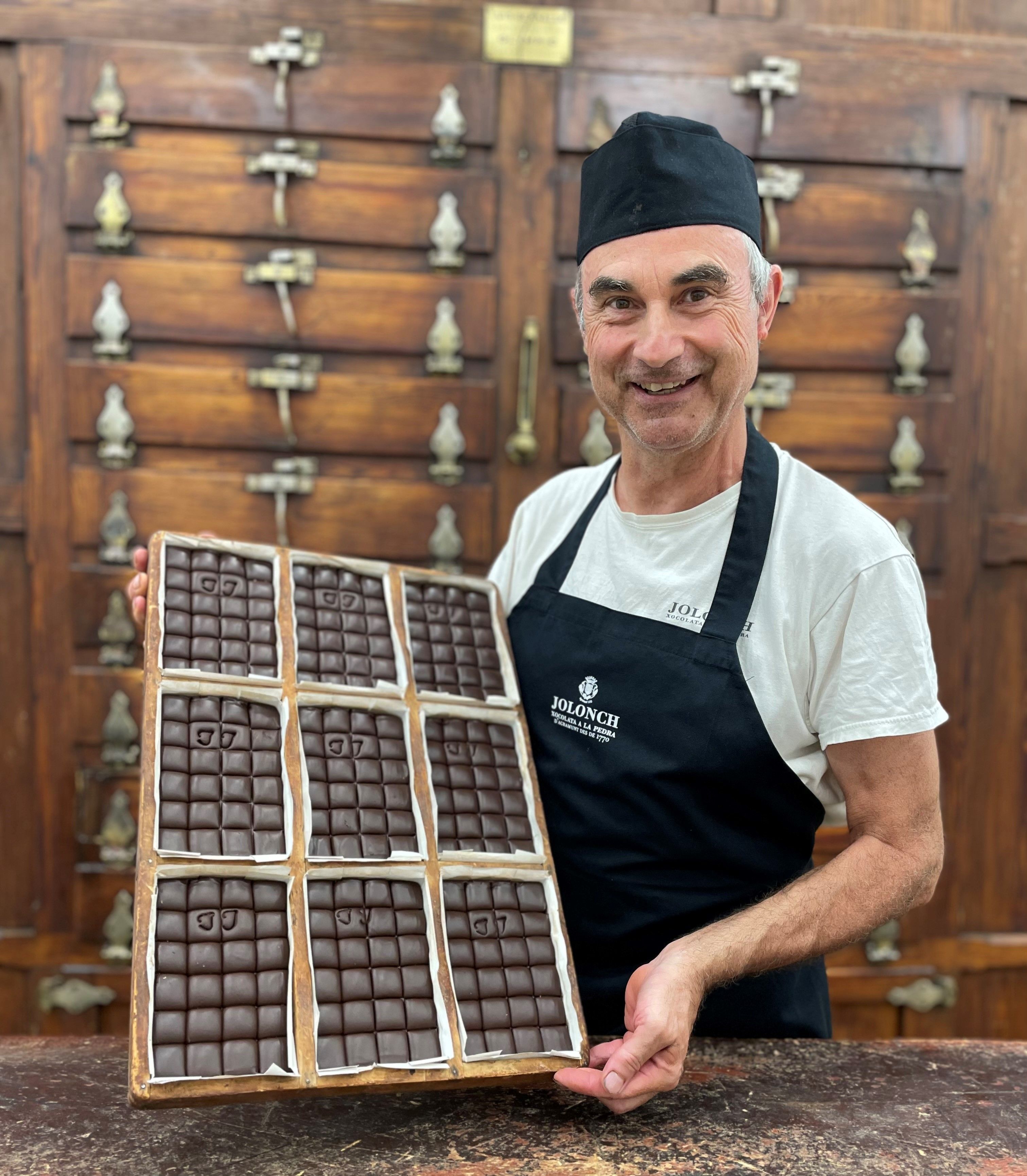 Alfons Amigó treballa a Xocolata Jolonch des del 1979 i actualment n’és el cap de Producció de Xocolata a la Pedra (Agramunt)