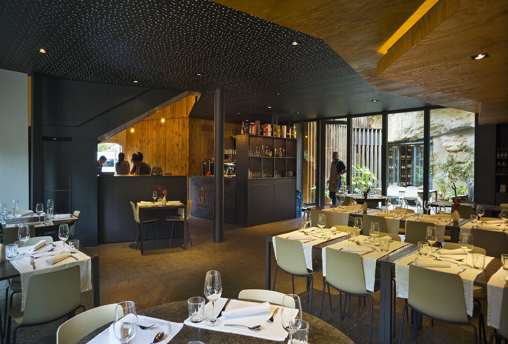 Roger Vilaginés i Laia Coma porten amb desimboltura la sala i la cuina, respectivament, del restaurant Mare de la Font