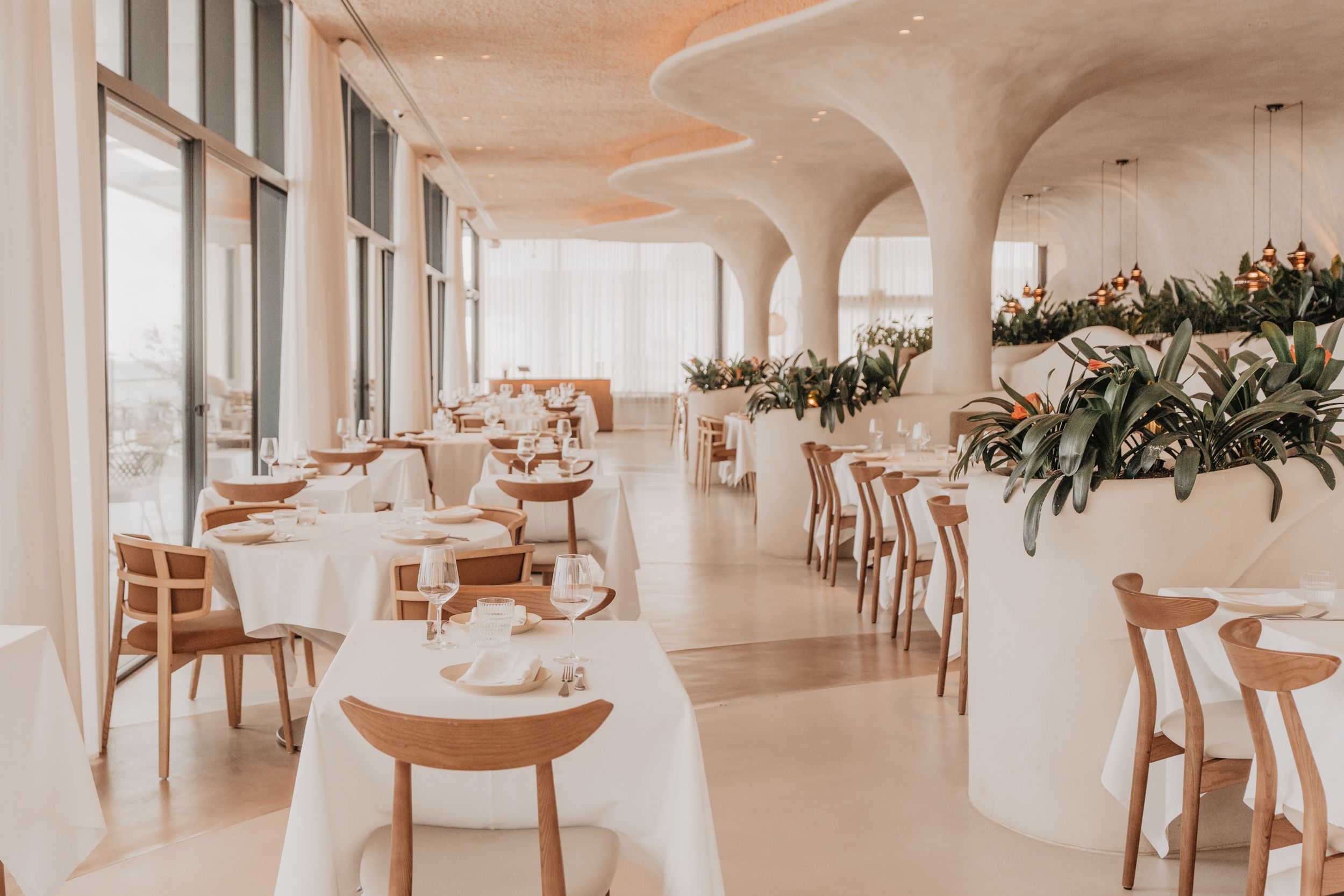 Interior del restaurant El Tribut, d'inspiració gaudiniana