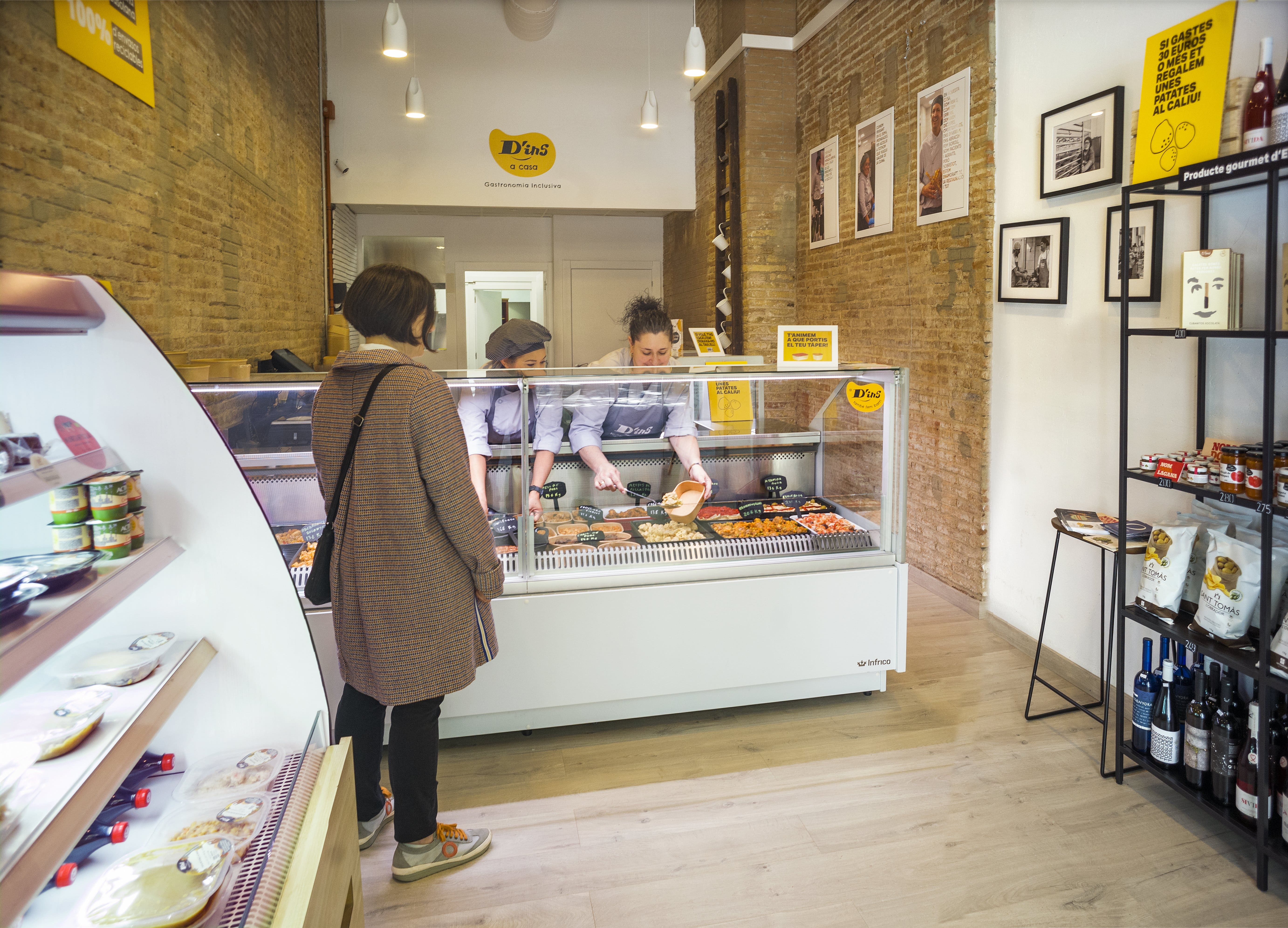 Jeny Zuniga, cuinera, i Elisabeth Domínguez, encarregada i dependenta de la nova ‘D’ins a casa’, rere el taulell