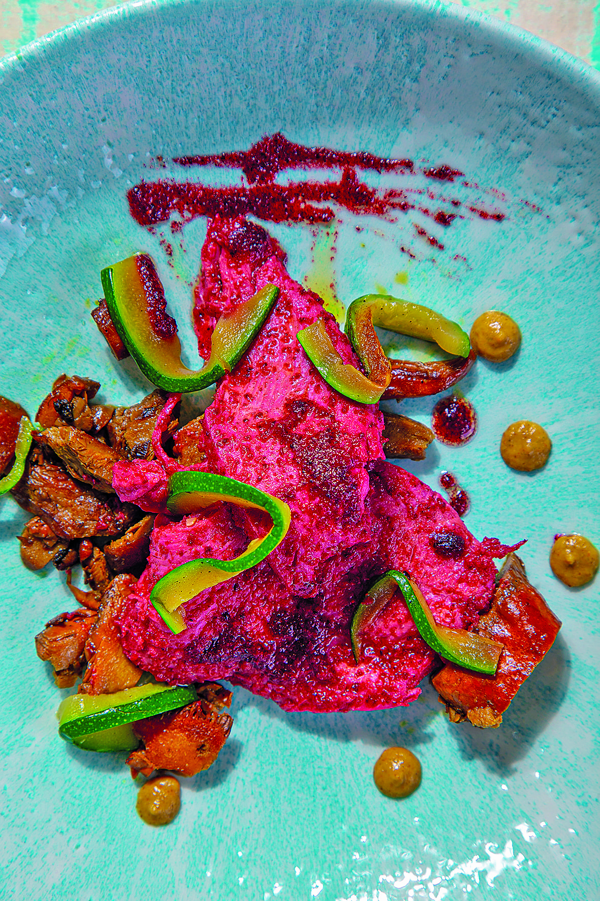 Pit de pollastre marinat amb remolatxa i rovellons