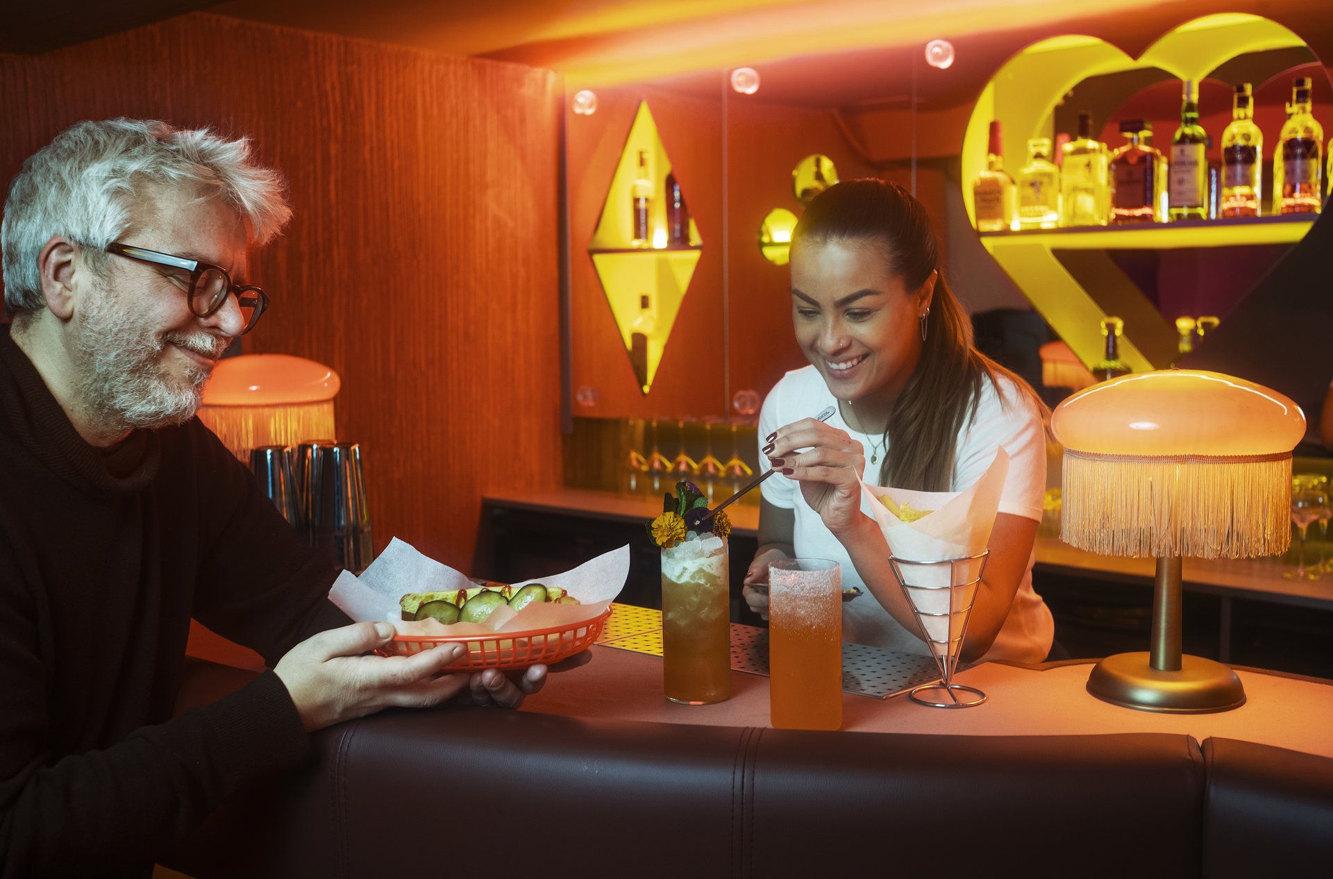 Òscar Broc visitant el local 'Perritos Calientes'