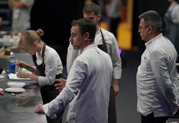 L'equip de Disfrutar durant la seva demostració culinària. L'equip de Disfrutar durant la seva demostració culinària.