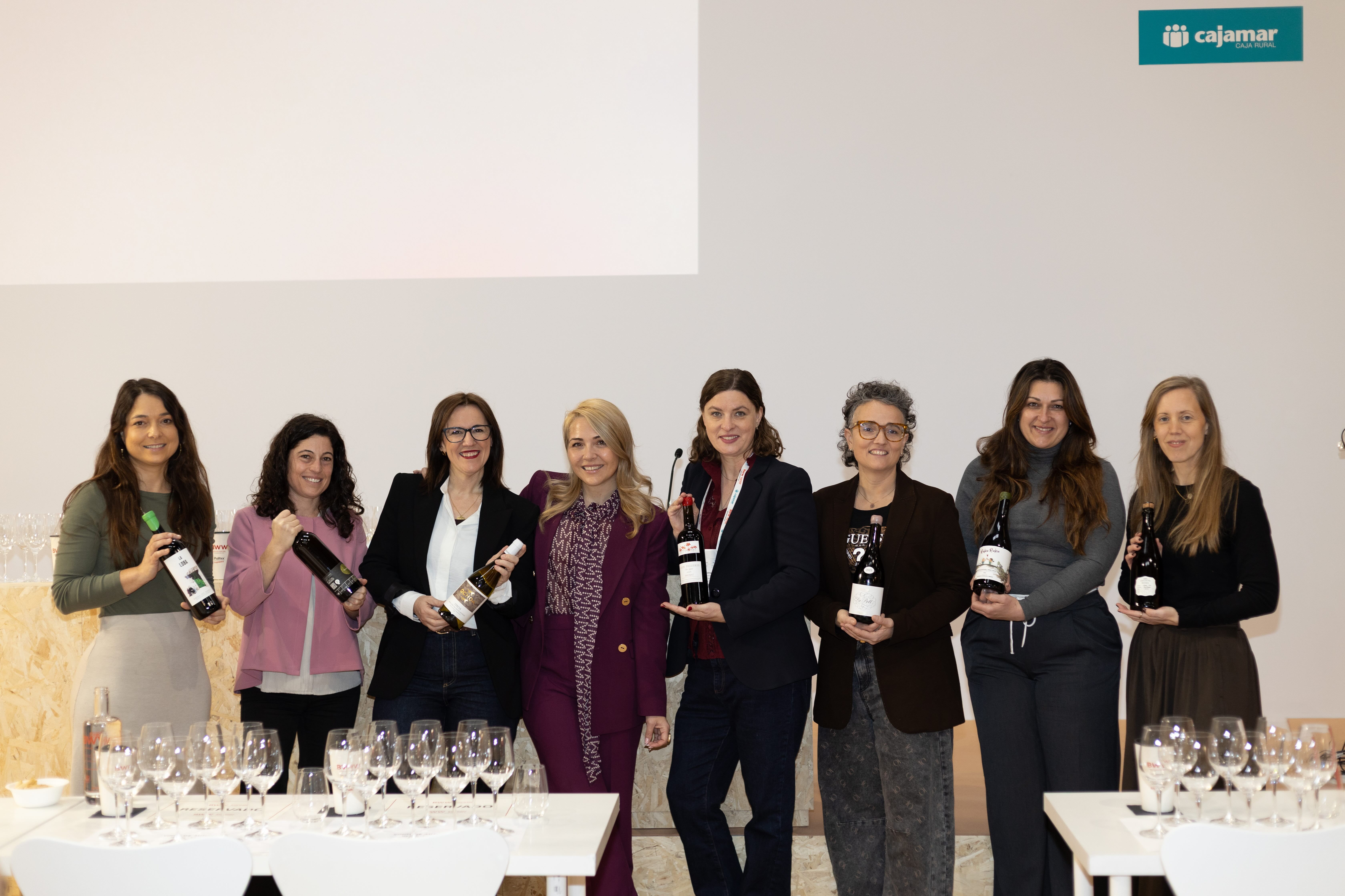 Les vuit enòlogues protagonistes del tast 'Vins d'autora', juntament amb la sommelier Meritxell Falgueras