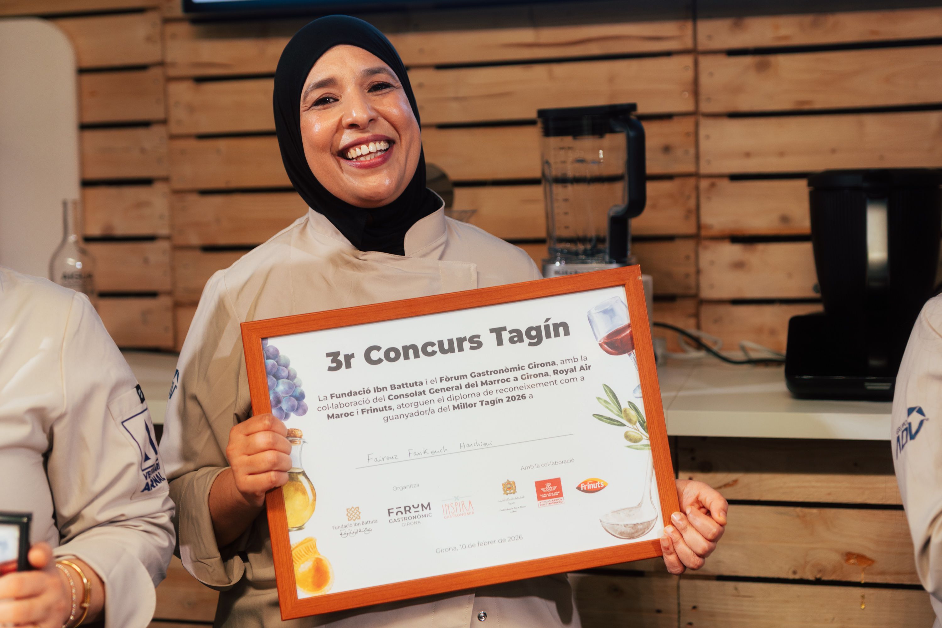 Fairouz Fankouch Harchioui amb el diploma de guanyadora Fairouz Fankouch Harchioui amb el diploma de guanyadora