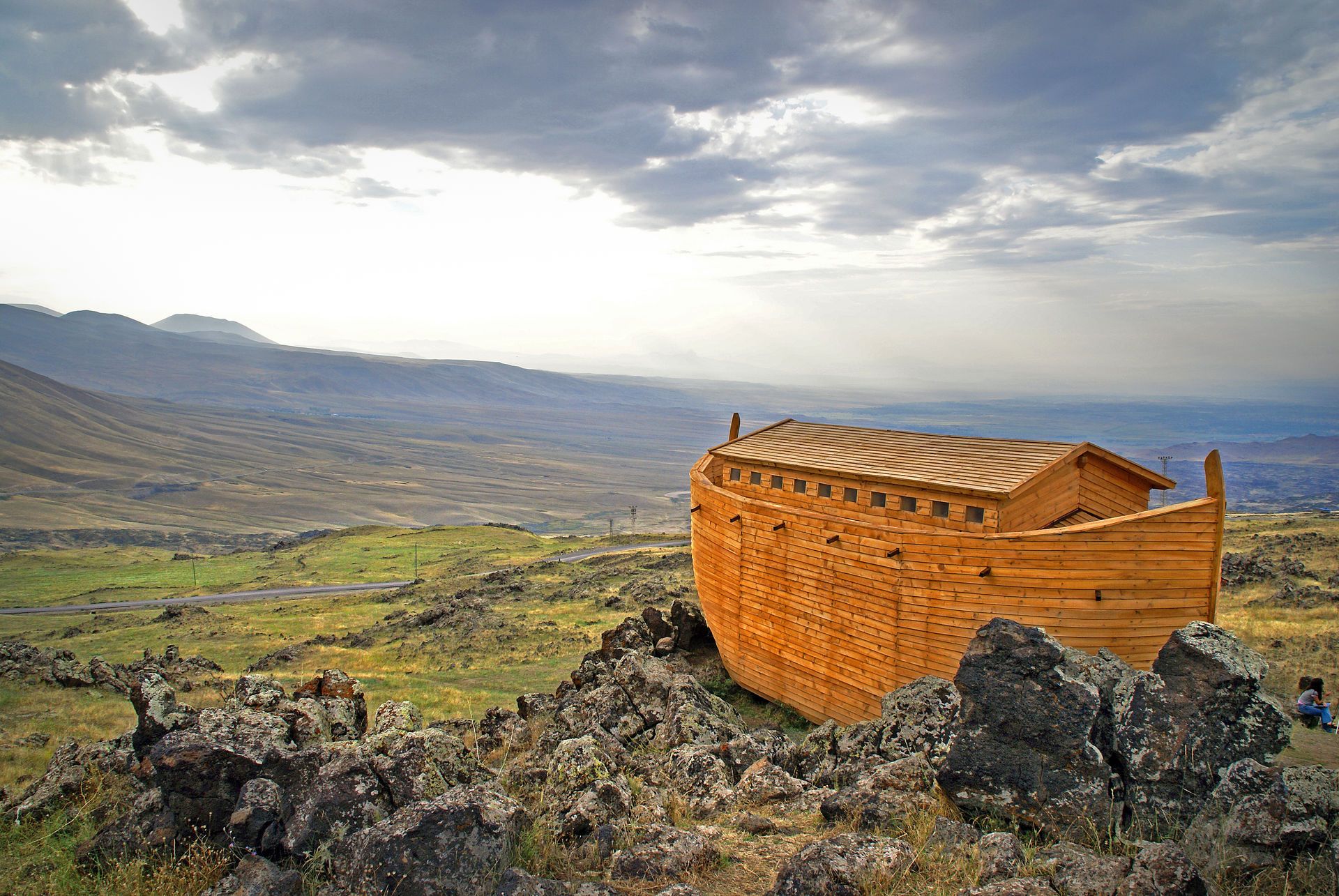 Al mont Ararat una rèplica contemporània de l’arca de Noè, instal·lada per Greenpeace el 2007, va convertir-se en una advertència moderna sobre el canvi climàtic Al mont Ararat una rèplica contemporània de l’arca de Noè, instal·lada per Greenpeace el 2007, va convertir-se en una advertència moderna sobre el canvi climàtic