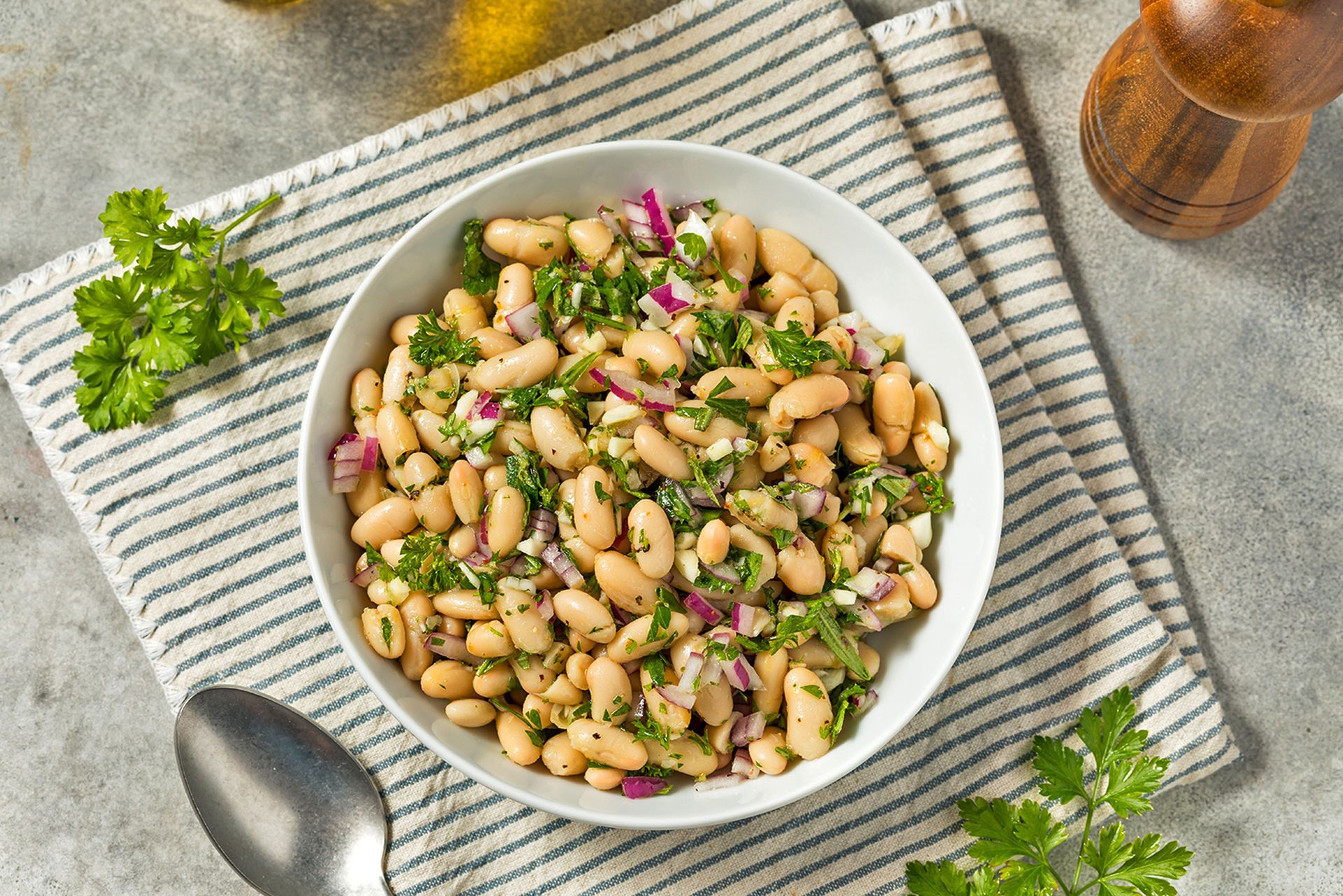 Amanida de mongetes blanques, ceba, julivert i coliandre Amanida de mongetes blanques, ceba, julivert i coliandre