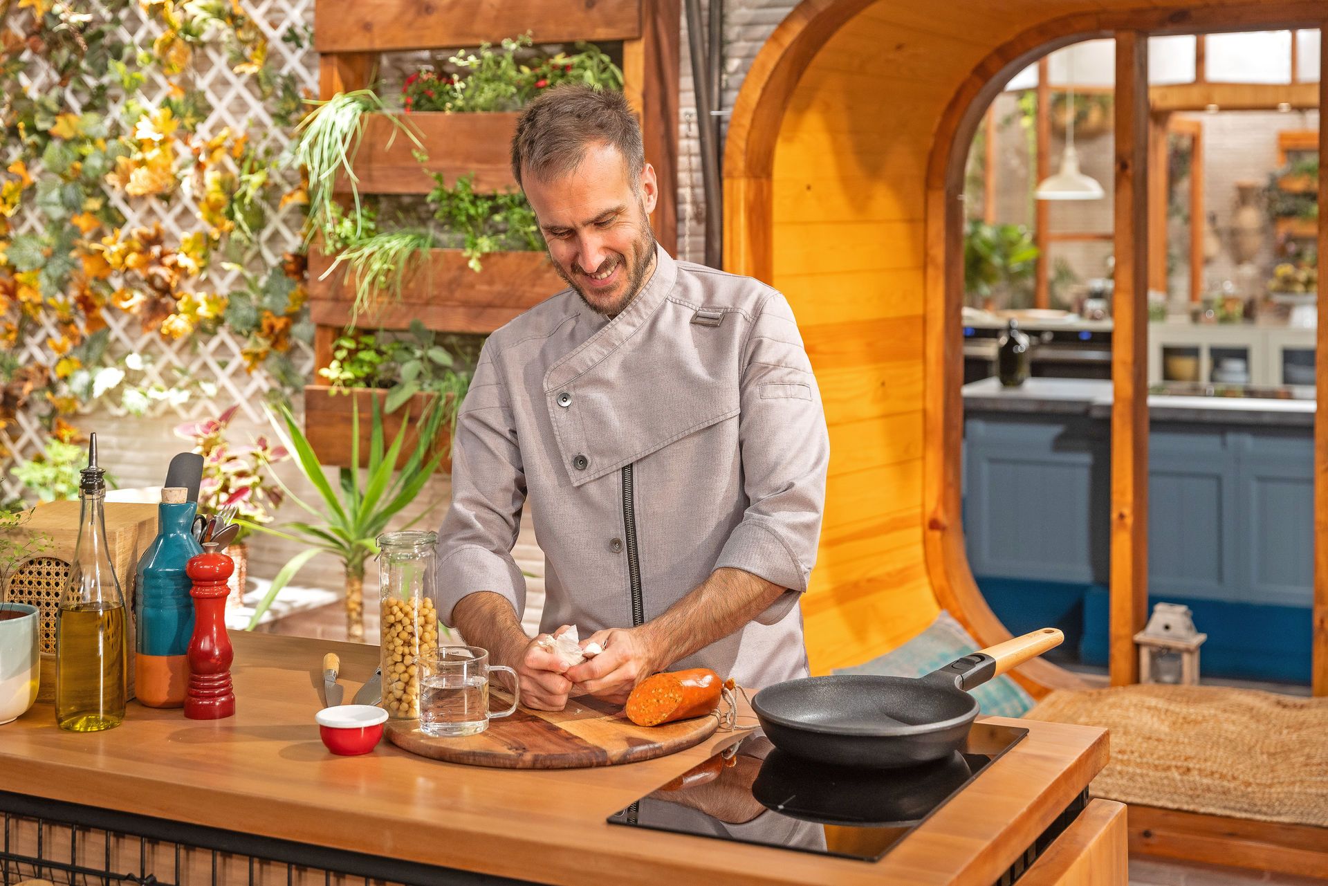 Arnau París cuinant en un pim-pam Arnau París cuinant en un pim-pam