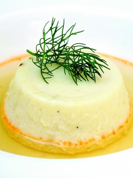 Flan de vieiras con caldo de marisco