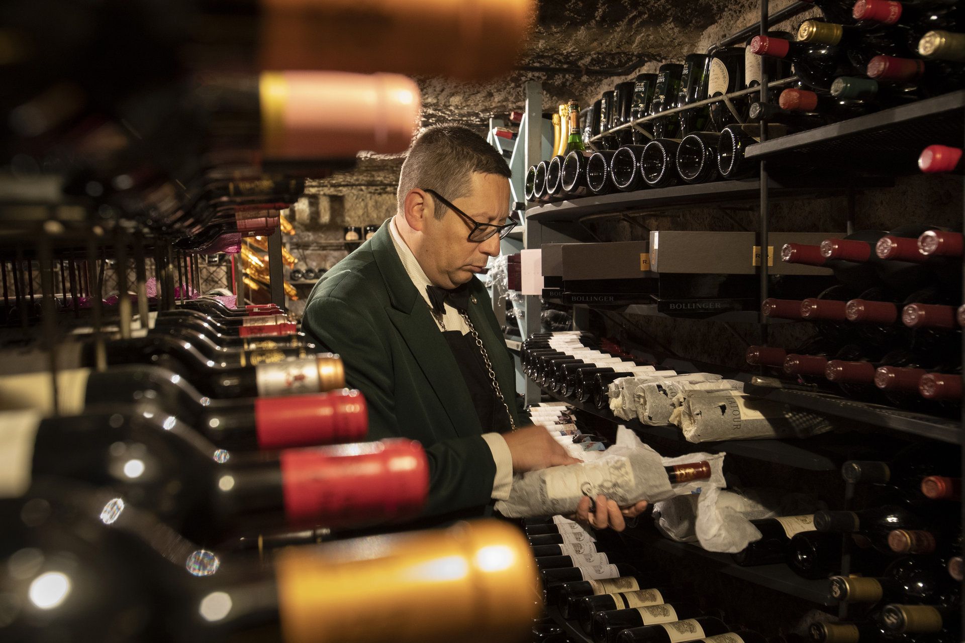 José Martínez al celler de Via Veneto, a Barcelona, on s'ha format com a sommelier