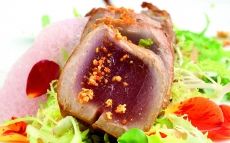 Coca de tonyina en sashimi amb pols de taronja