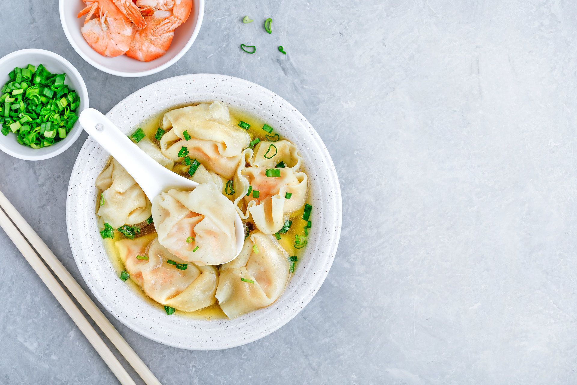 ‘Wonton’ de gambes amb bolets
