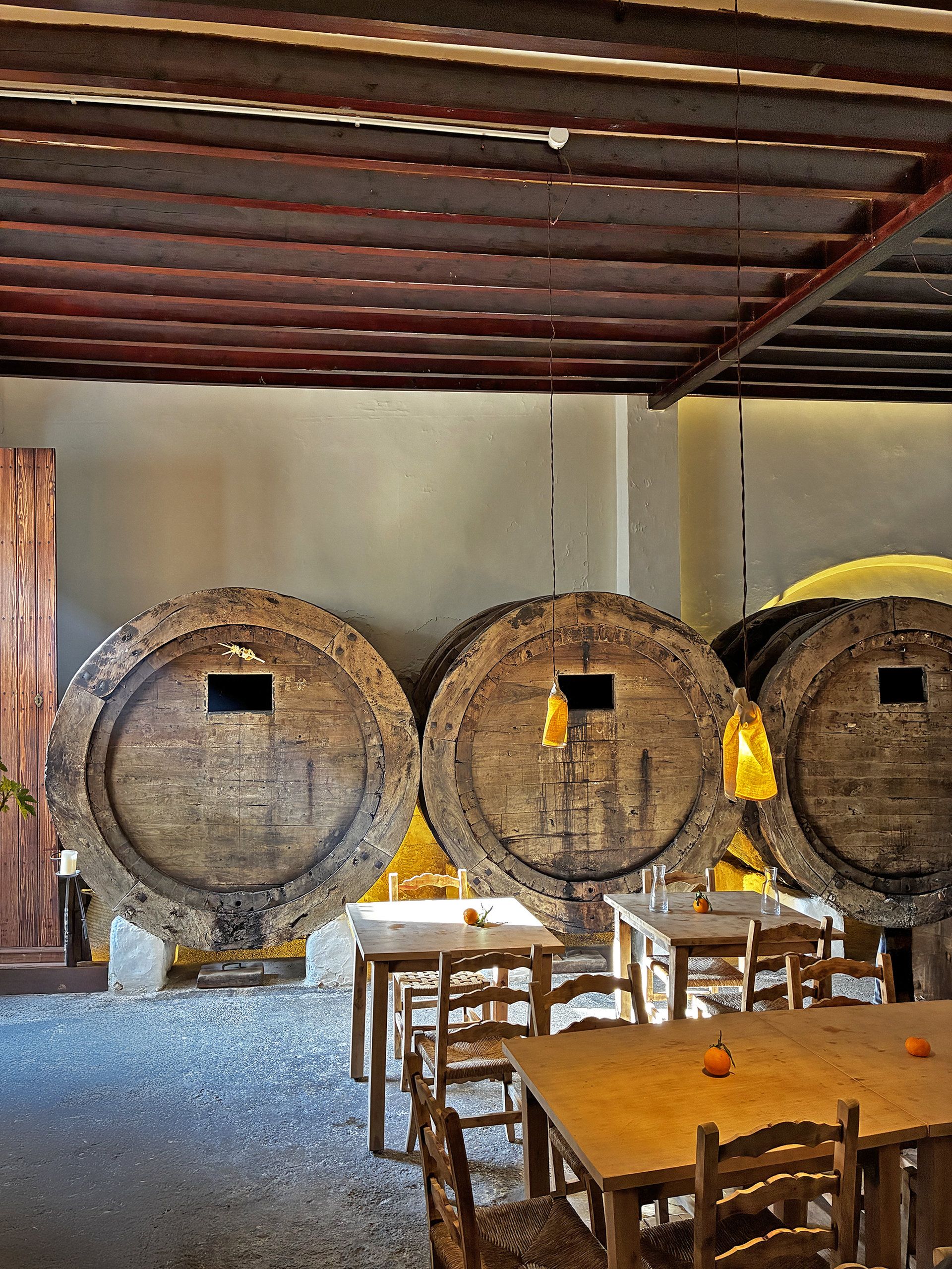 En la sala del Celler Tonet se conservan las botas de vino del antiguo Celler Marron