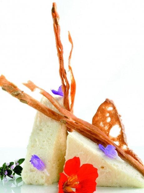 Mousse de Idiazabal ahumado con salsa de nueces y flores