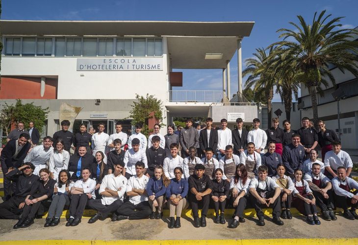 Els participants del concurs just abans de començar a cuinar Els participants del concurs just abans de començar a cuinar