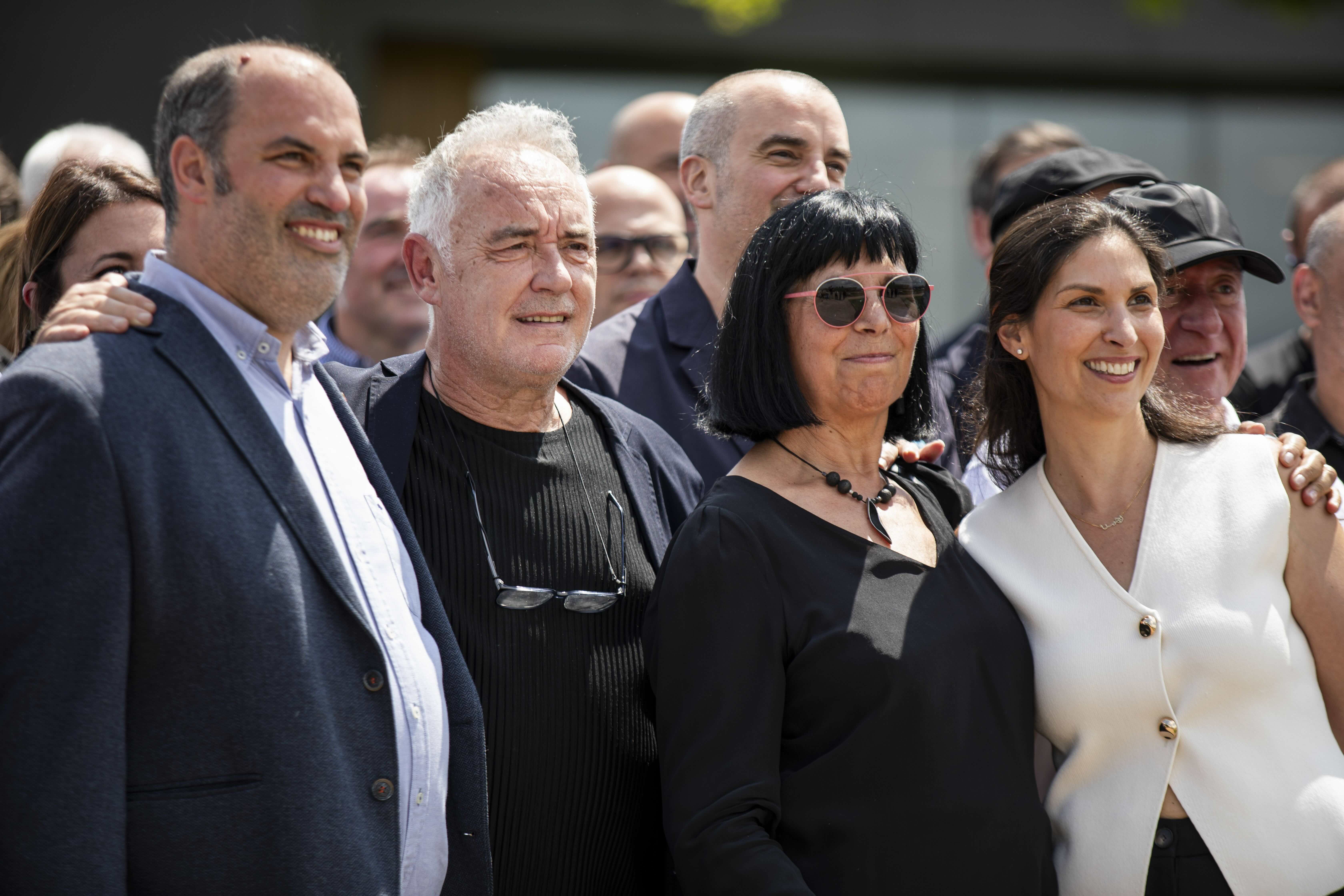 Pau i Regina Santamaria, i Àngels Serra, fills i esposa de Santamaria, amb Ferran Adrià