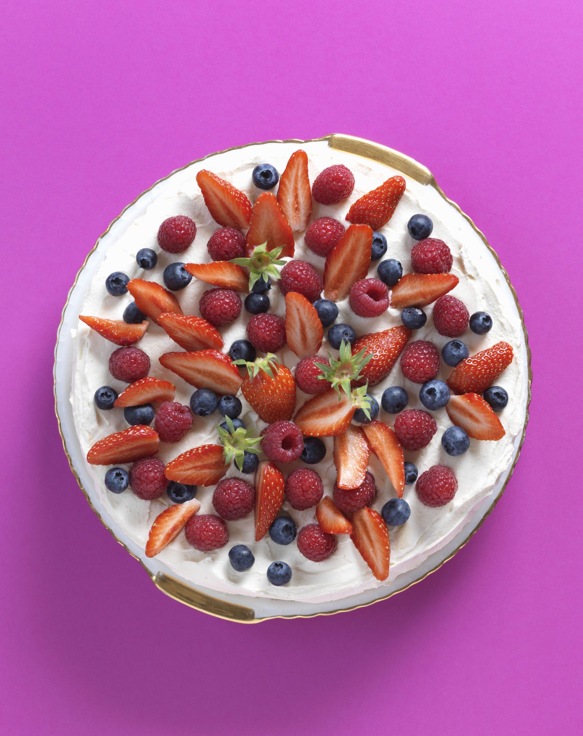Pavlova amb nata i fruites del bosc