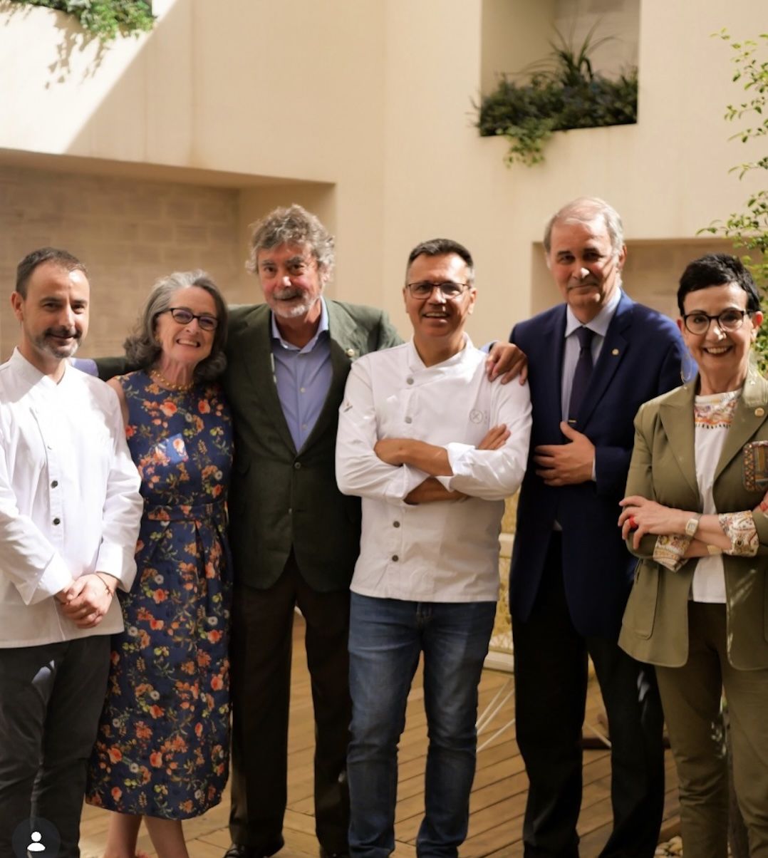 Eduard Xatruch i Oriol Castro amb els directius de l'ACGN, les vicepresidentes Rosa Mayordomo i Carme Ruscalleda, i el president Joan Font, i el brigadier Josep M. Hita.