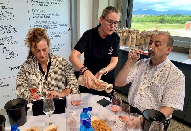 Tastadors a la sala de tast de Wine Palace
